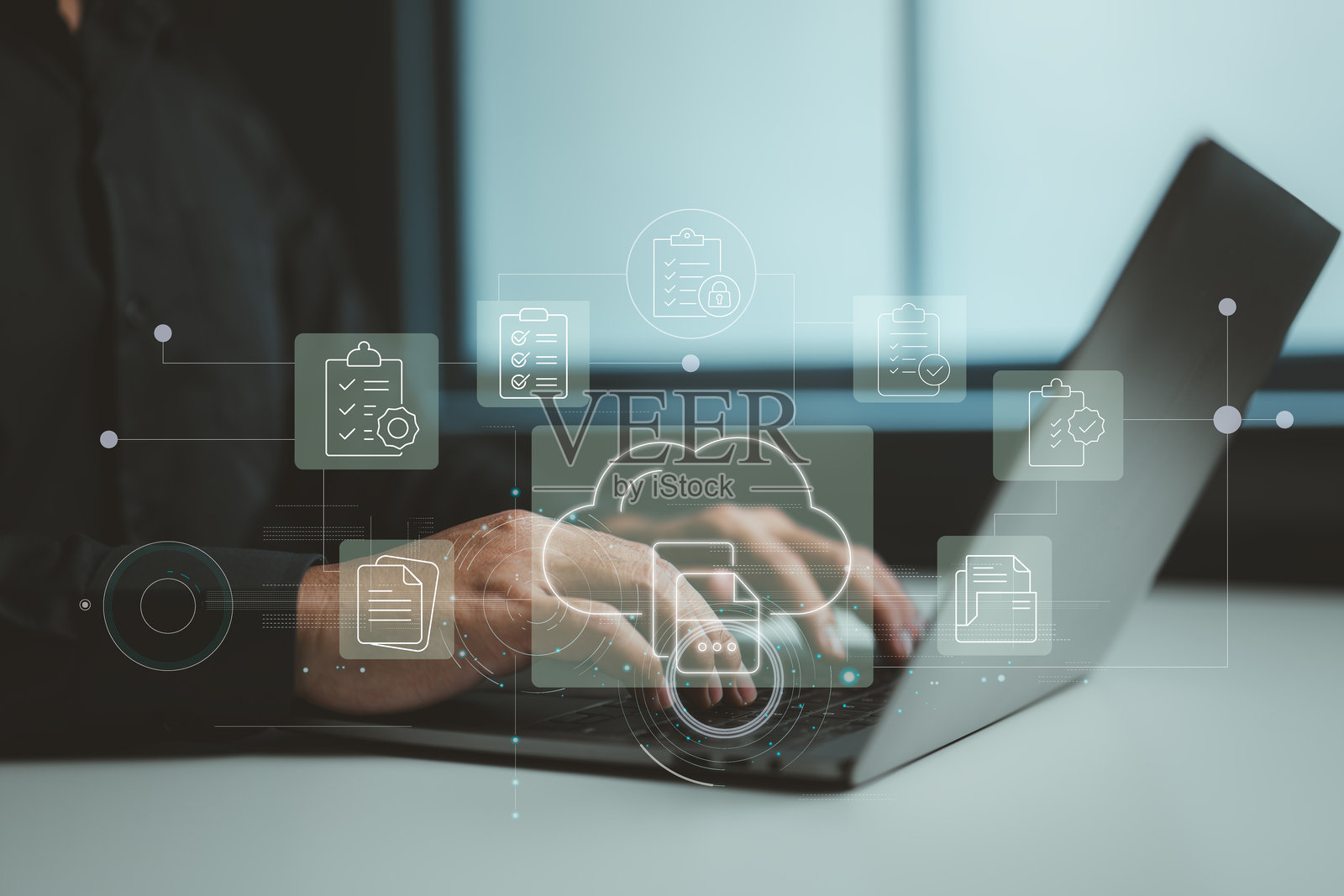 一个人在使用笔记本电脑,处理基于云的清单和文件,象征着高效的在线数据管理。照片摄影图片