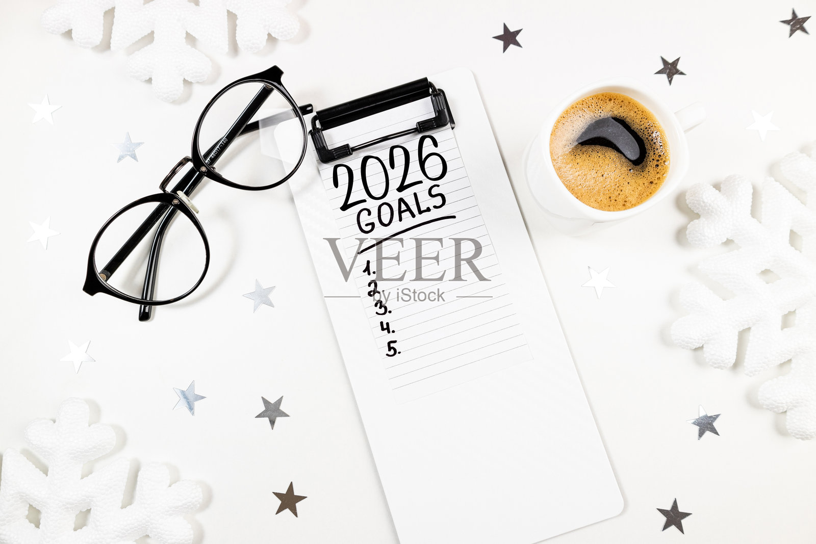 2026年新年决心在桌子上。桌子上有2026年决心清单、笔记本和咖啡杯。目标、决心、计划、行动、清单概念。2026年新年模板。照片摄影图片