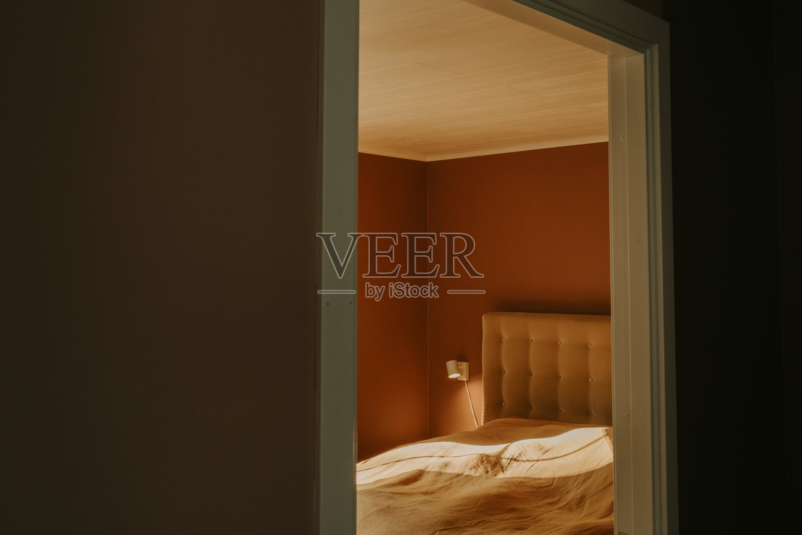 温暖的陶土橙色卧室与床上用品照片摄影图片