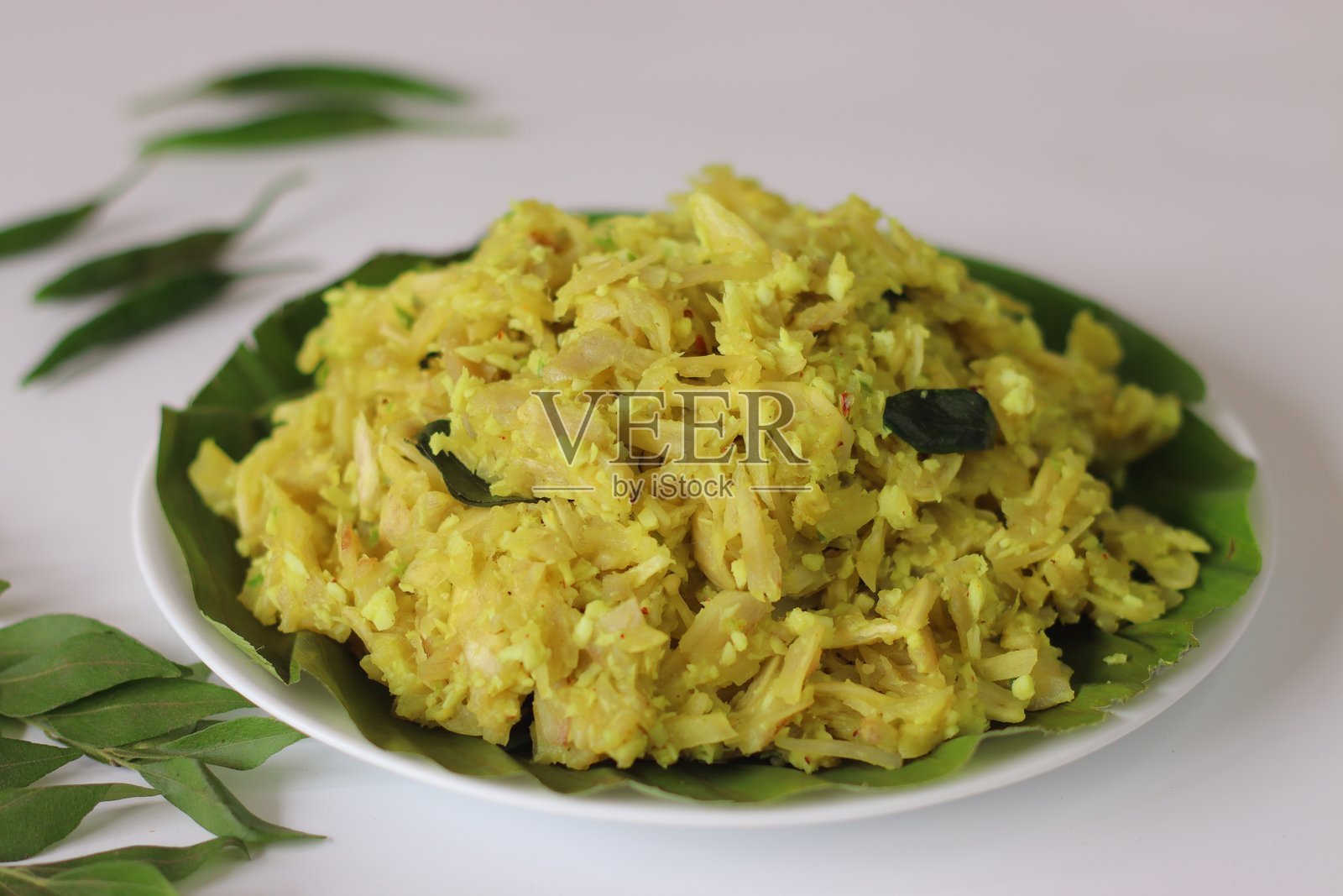 查卡普祖库,查卡维维查图。这是一道来自喀拉拉邦的菜肴,主要由蒸熟的菠萝蜜、椰子丝、姜黄和香料制成。照片摄影图片