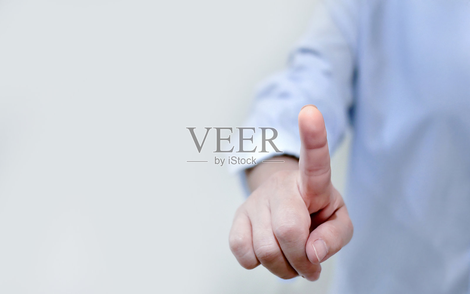 手势举起手指指向或触摸一个虚拟按钮,新的界面触摸屏在线数字技术,商业概念照片摄影图片