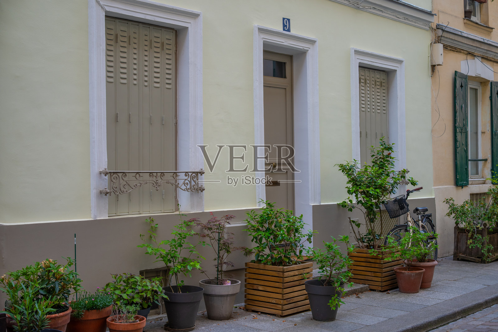 法国巴黎市中心美丽多彩的克雷米厄街照片摄影图片