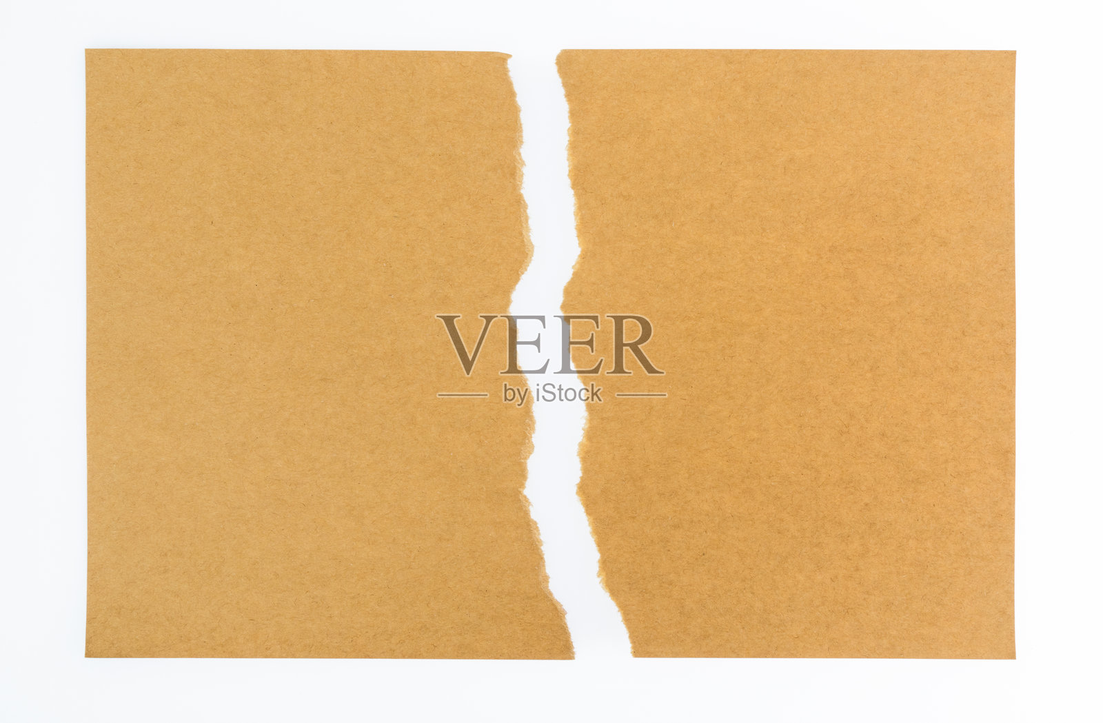 白色背景上的撕裂棕色纸张照片摄影图片