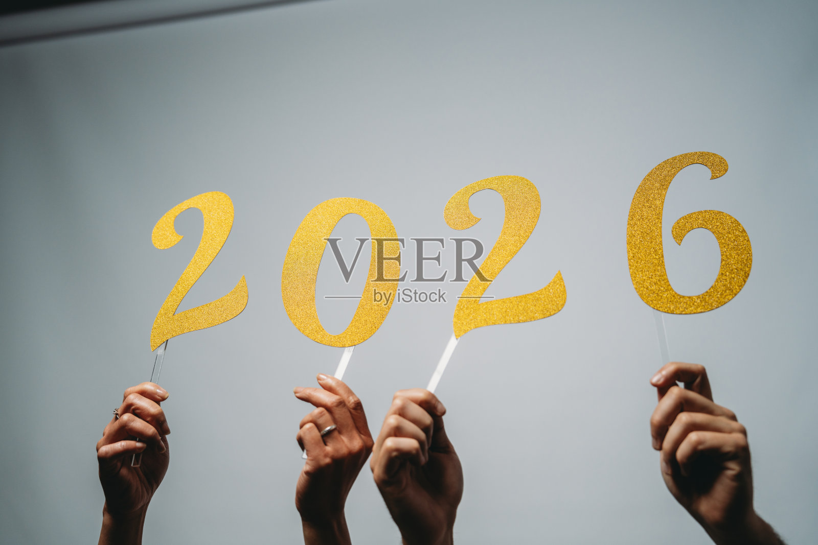 手握金色数字2026庆祝新年照片摄影图片