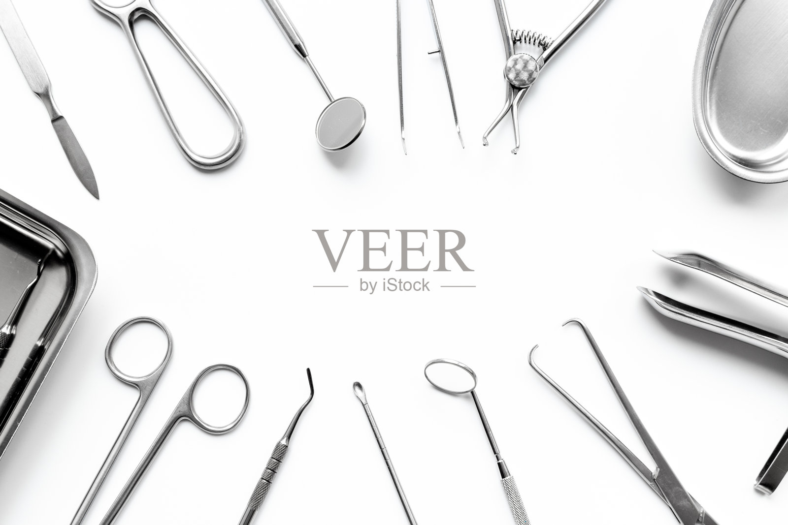 专业医疗设备 - 白色背景上的手术不锈钢器械。医疗手工具照片摄影图片