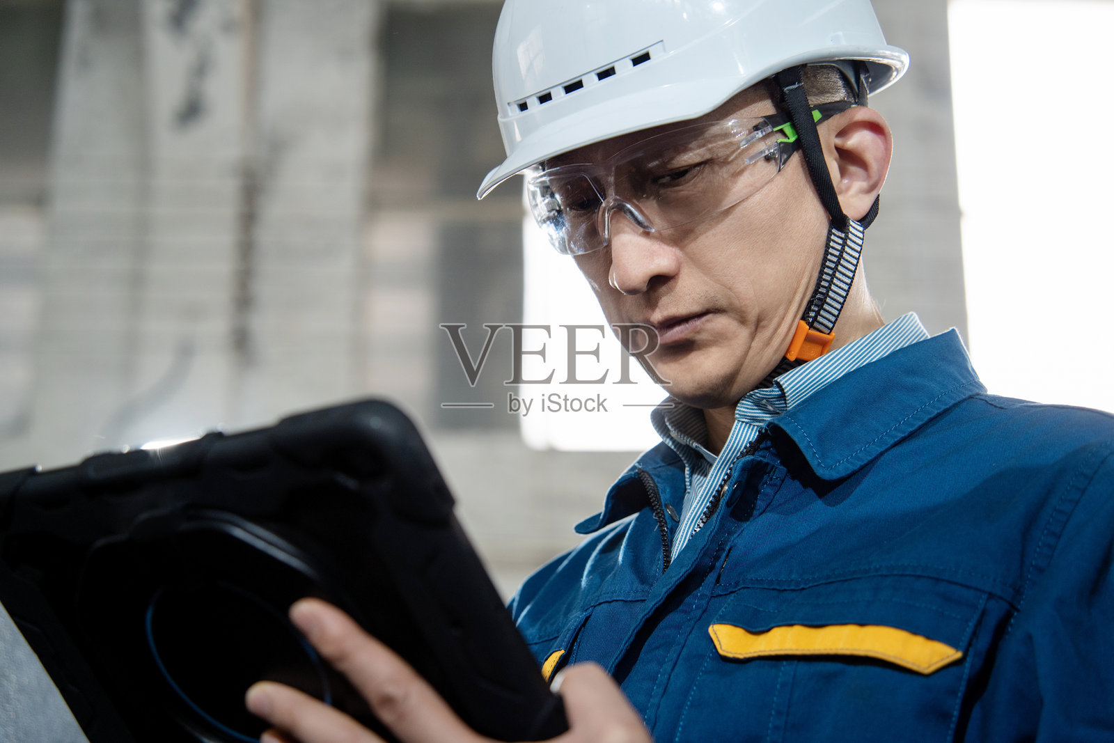 工程师在工厂使用铣床检查金属照片摄影图片