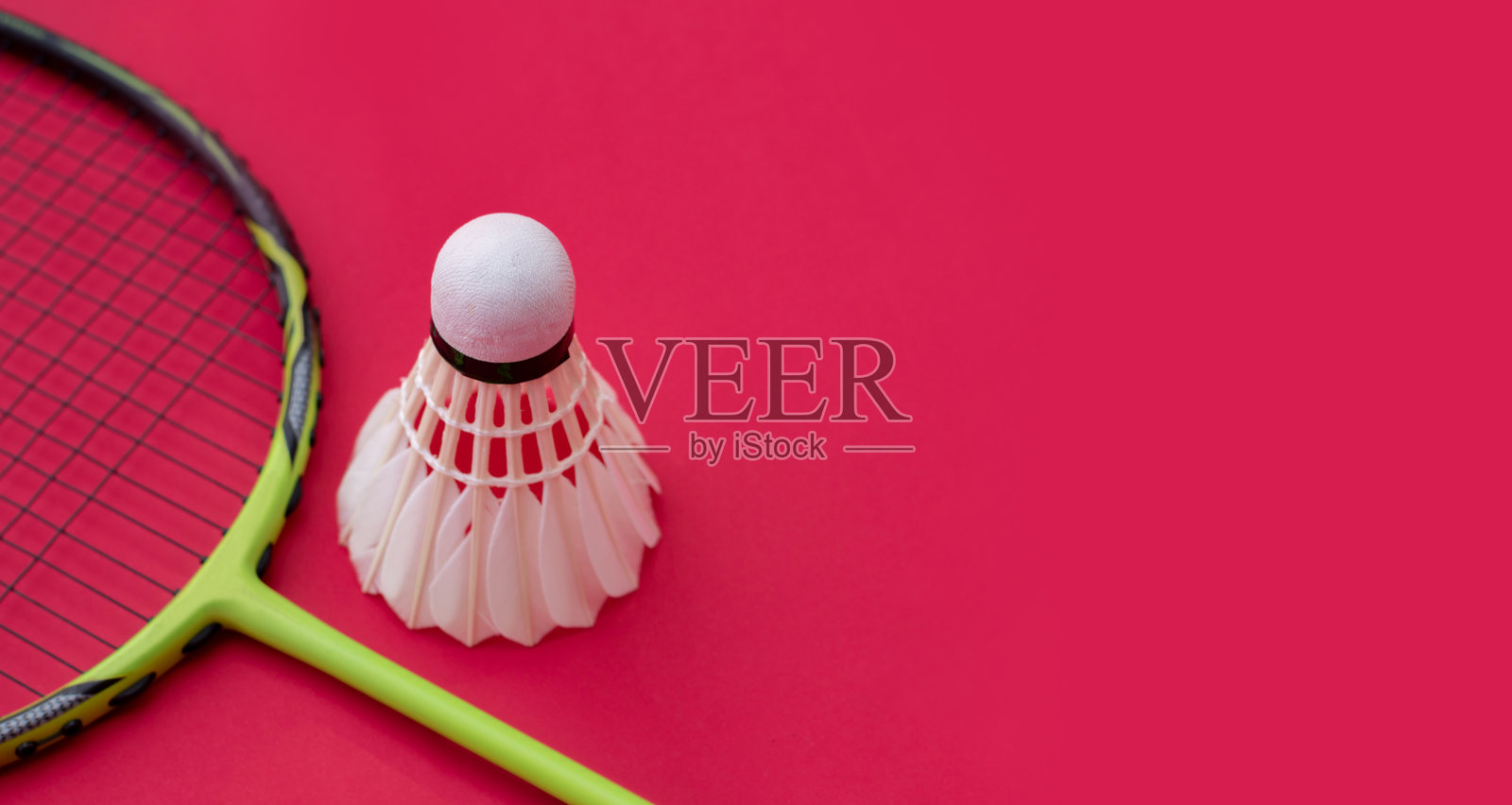 羽毛球运动的球拍和羽毛球照片摄影图片