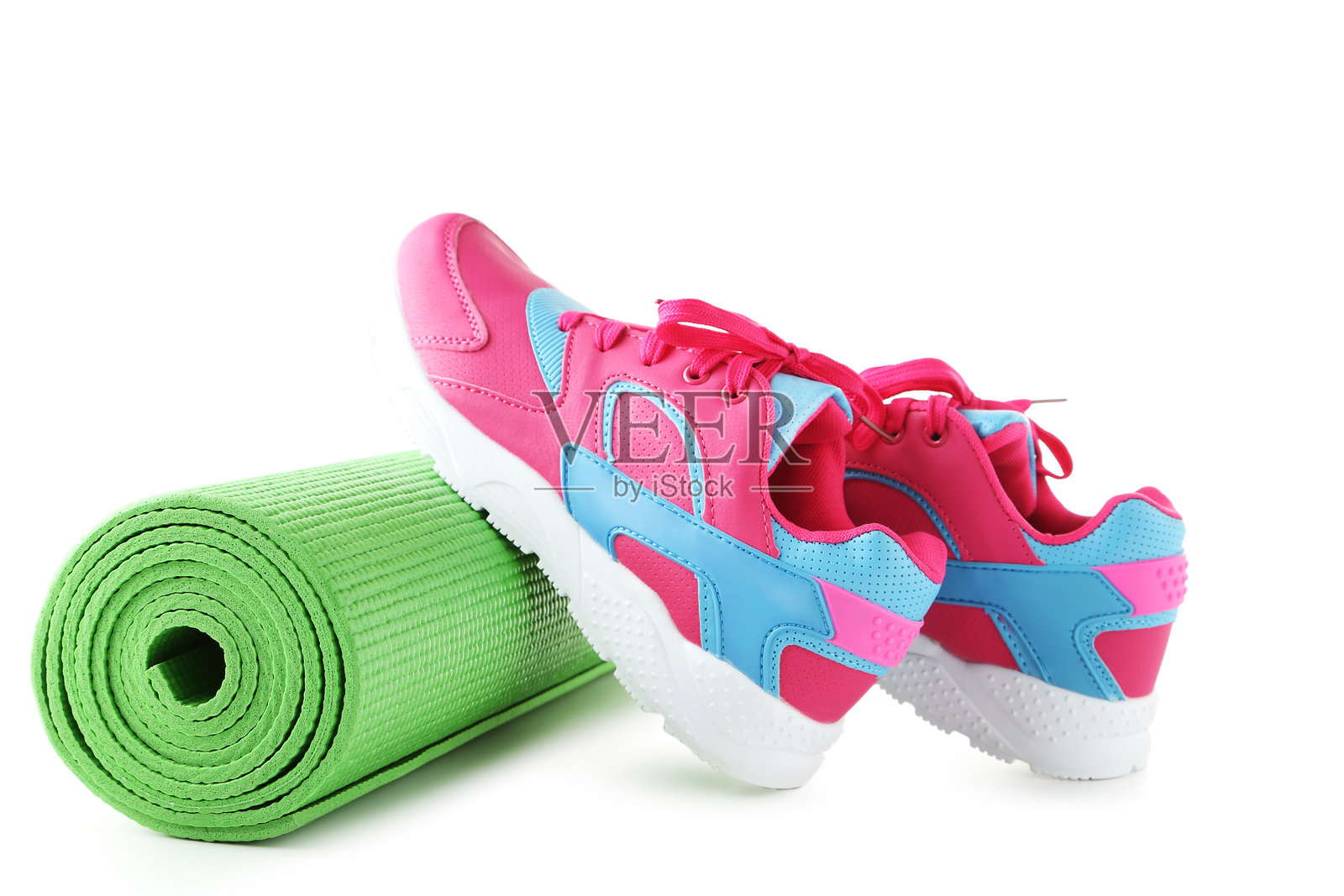 运动鞋与健身垫在白色背景上隔离展示照片摄影图片