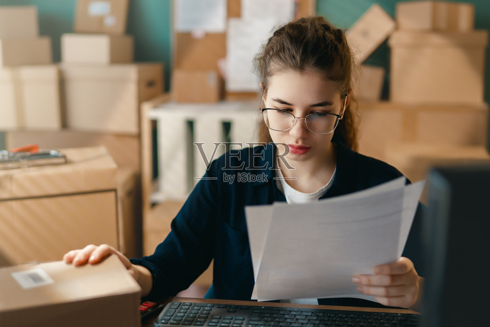 在仓库工作的女性照片摄影图片