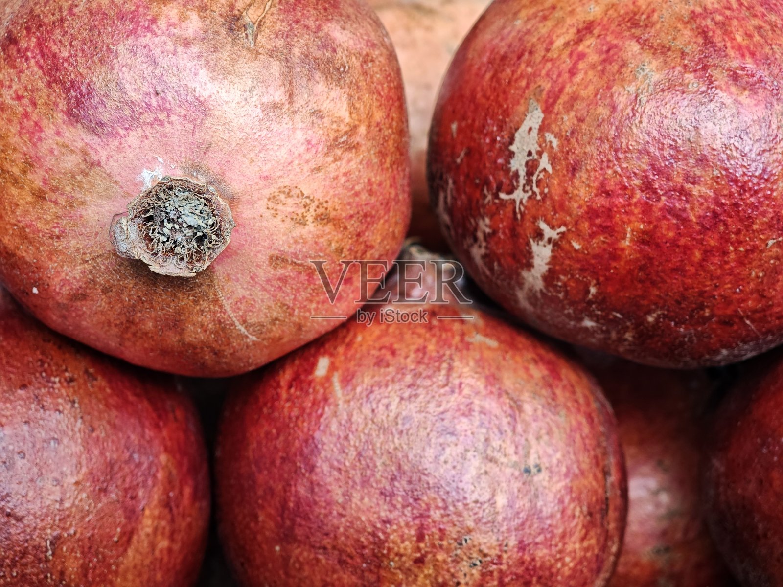 新鲜成熟的石榴呈现出丰富多彩和富有质感的展示照片摄影图片