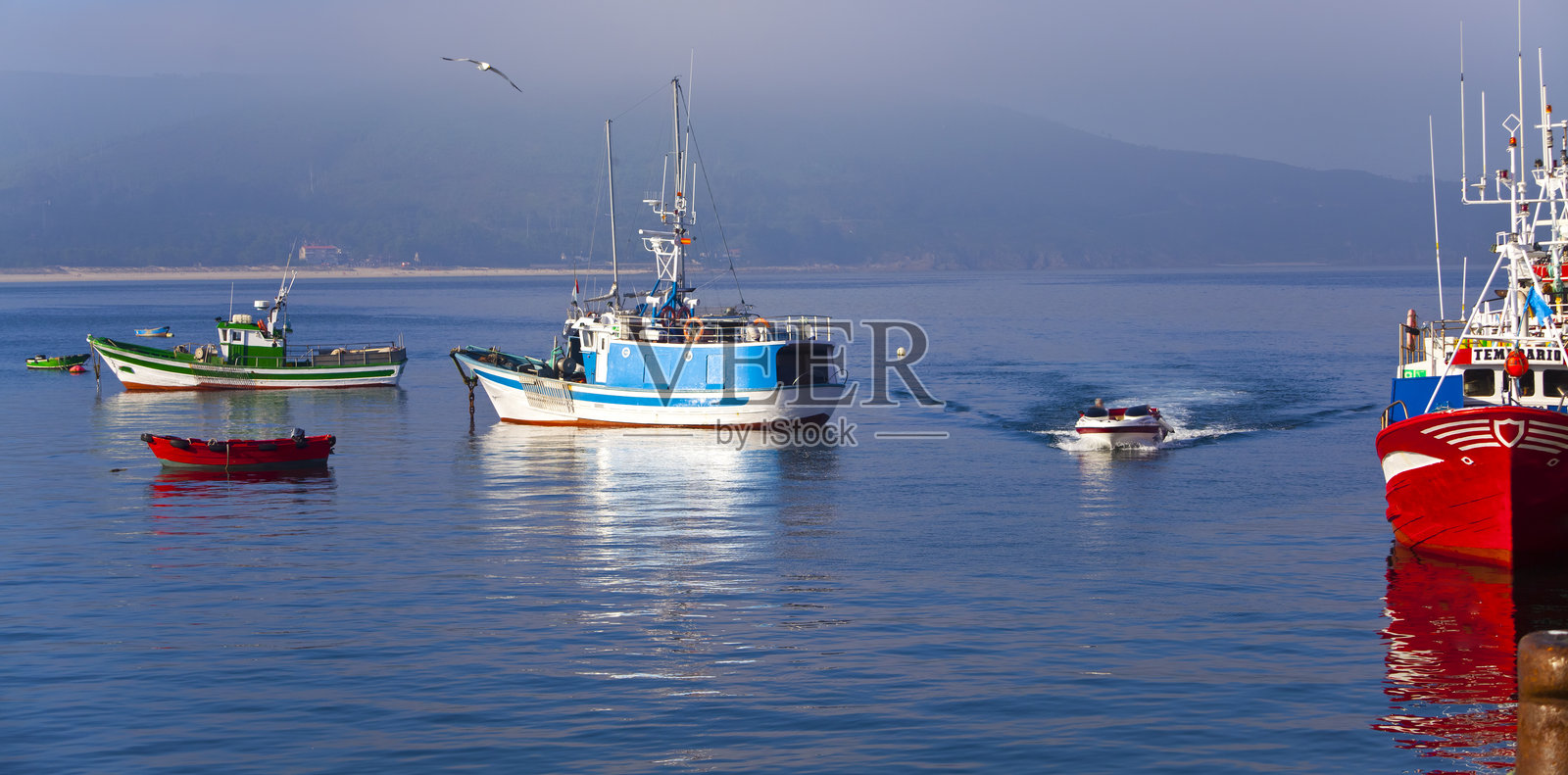 渔船停靠,西斯特拉渔村港口,西班牙加利西亚。照片摄影图片