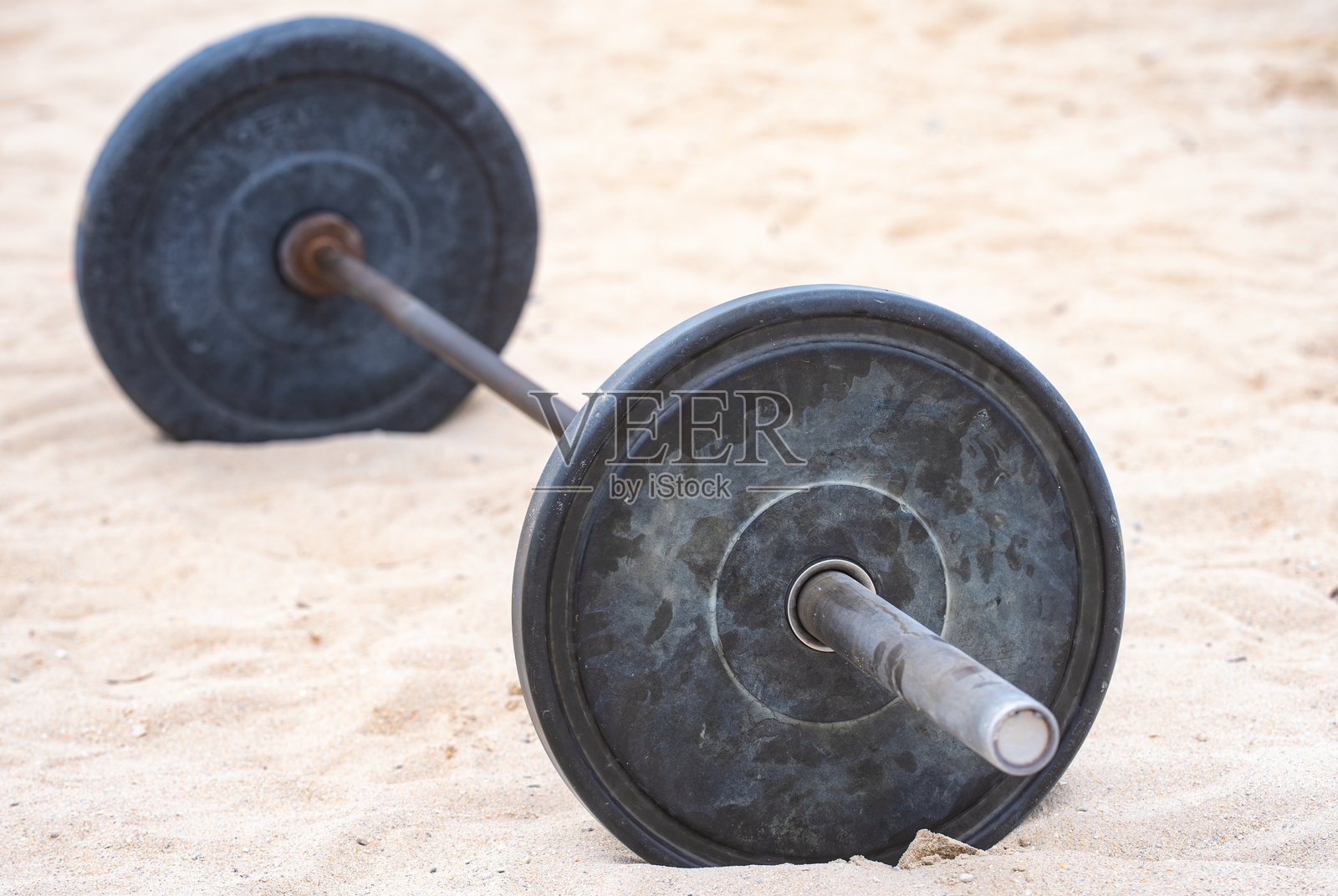 夏季健身与杠铃。自然环境中的杠铃。健美的动力。举杠铃。户外力量训练。强大的杠铃。游乐场的举重。锻炼。照片摄影图片