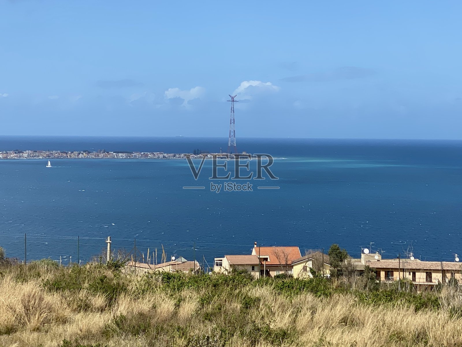 蓝色的梅西纳海峡照片摄影图片