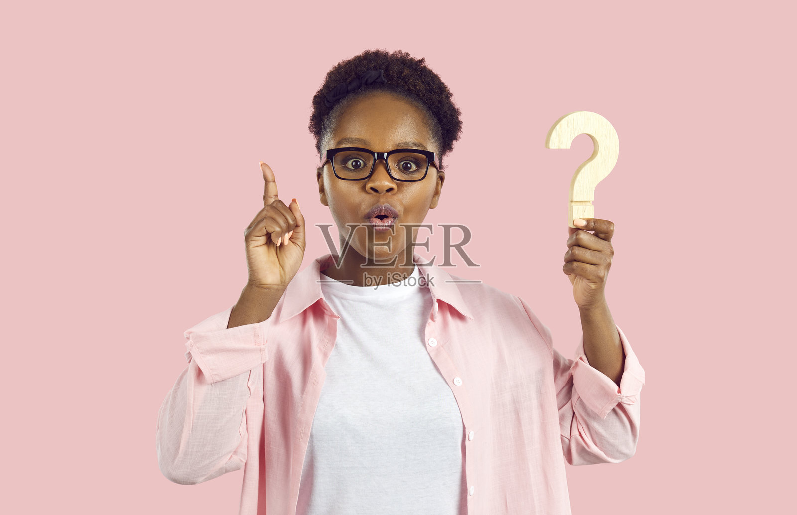 年轻女性思考着困扰她的问题,最终找到了答案和灵感。照片摄影图片