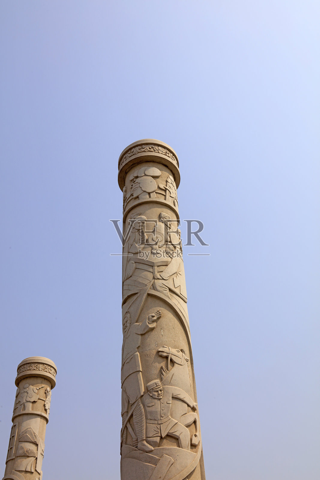 天空中的图腾柱照片摄影图片