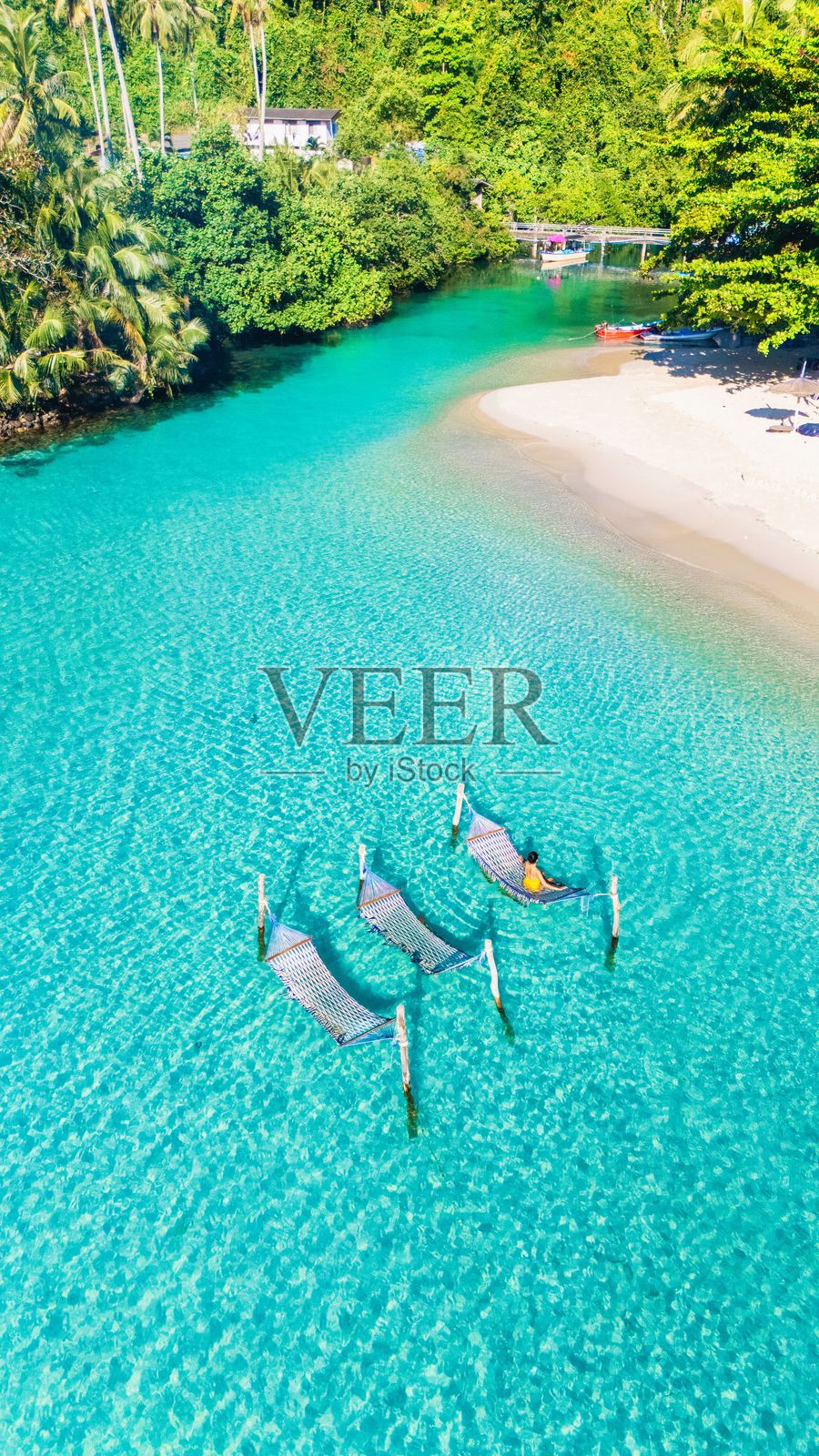 在泰国高岛的清澈水域中体验宁静,周围环绕着郁郁葱葱的热带环境。照片摄影图片