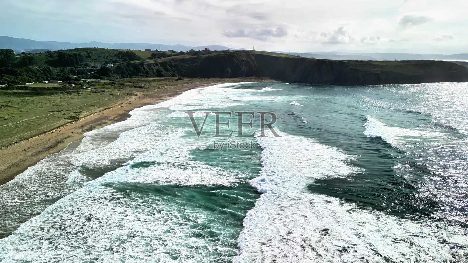 惊艳的海浪冲击海岸线的鸟瞰图,展现自然之美照片摄影图片