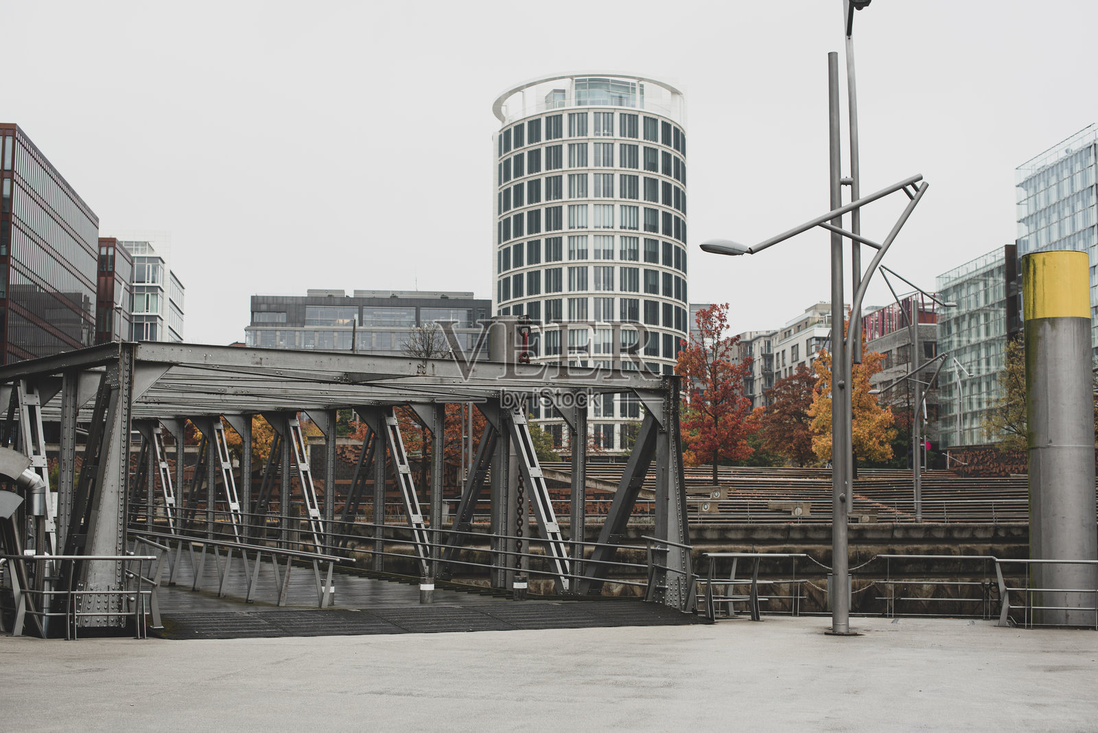 汉堡现代玻璃建筑与黄色秋天树木照片摄影图片