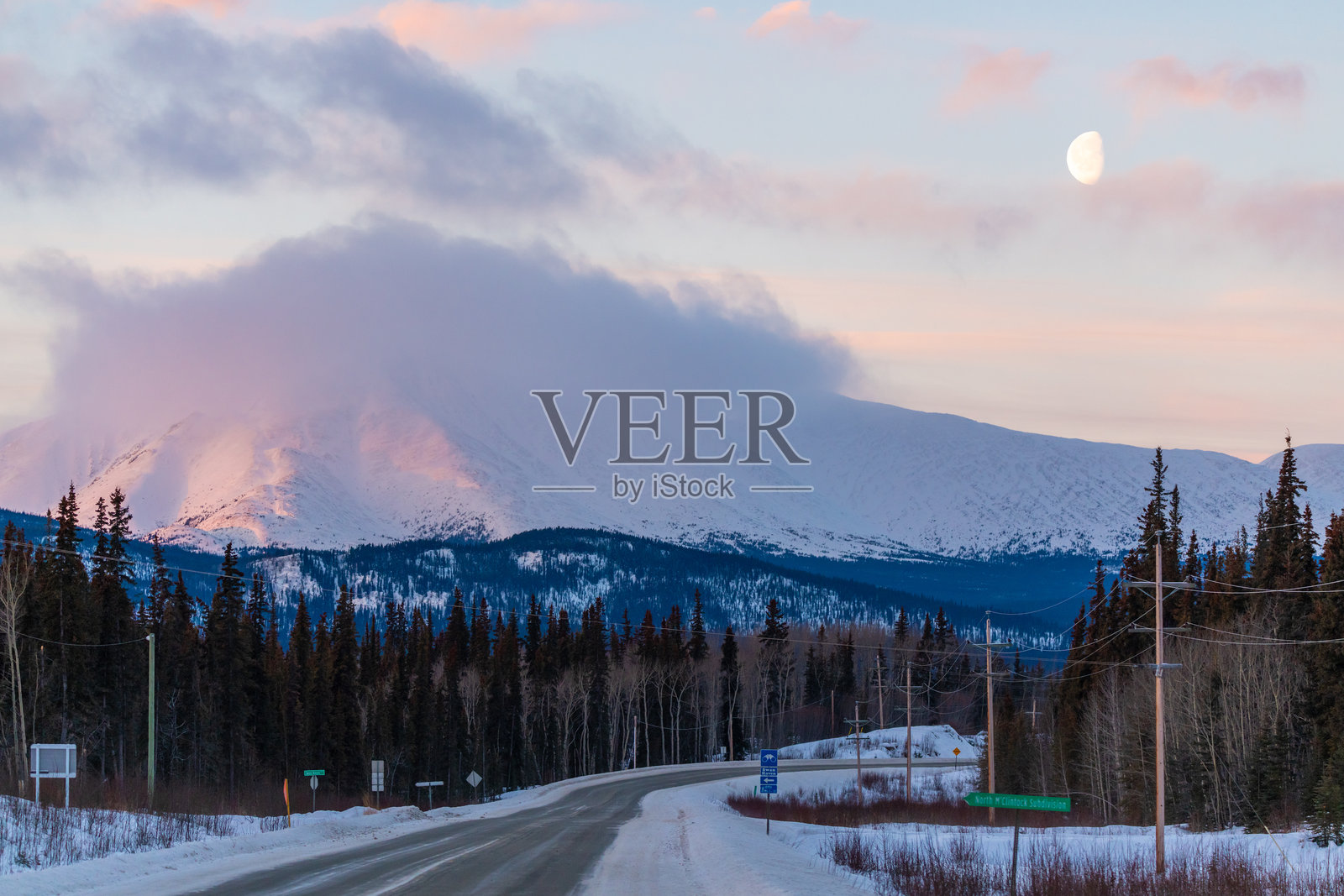 阿拉斯加公路沿线壮丽的山景,春季时分,雪山巍峨,蓝天背景。旅游,度假,旅行。照片摄影图片
