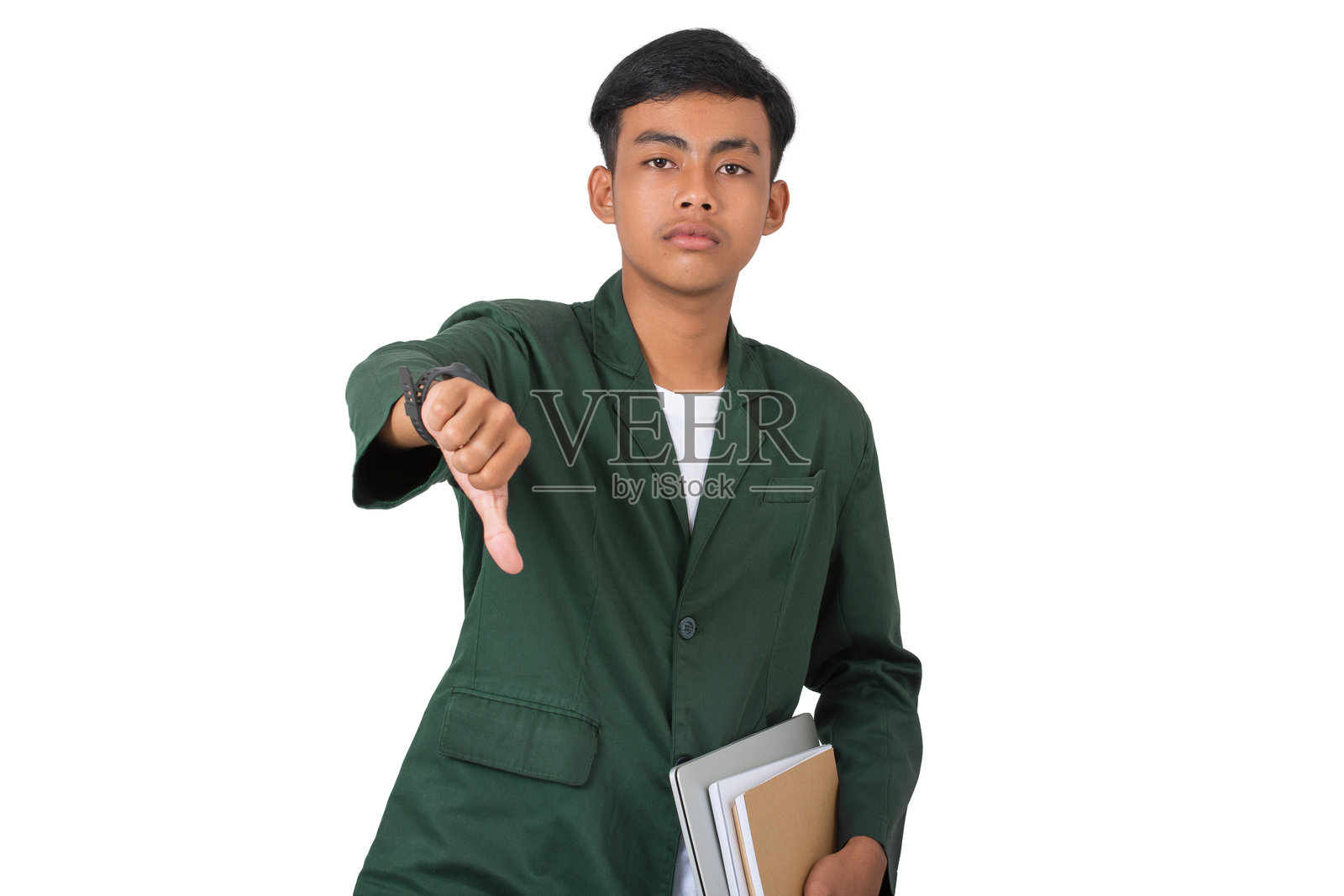 不快乐的年轻大学生烦恼地竖起大拇指向下,背景为单色。照片摄影图片