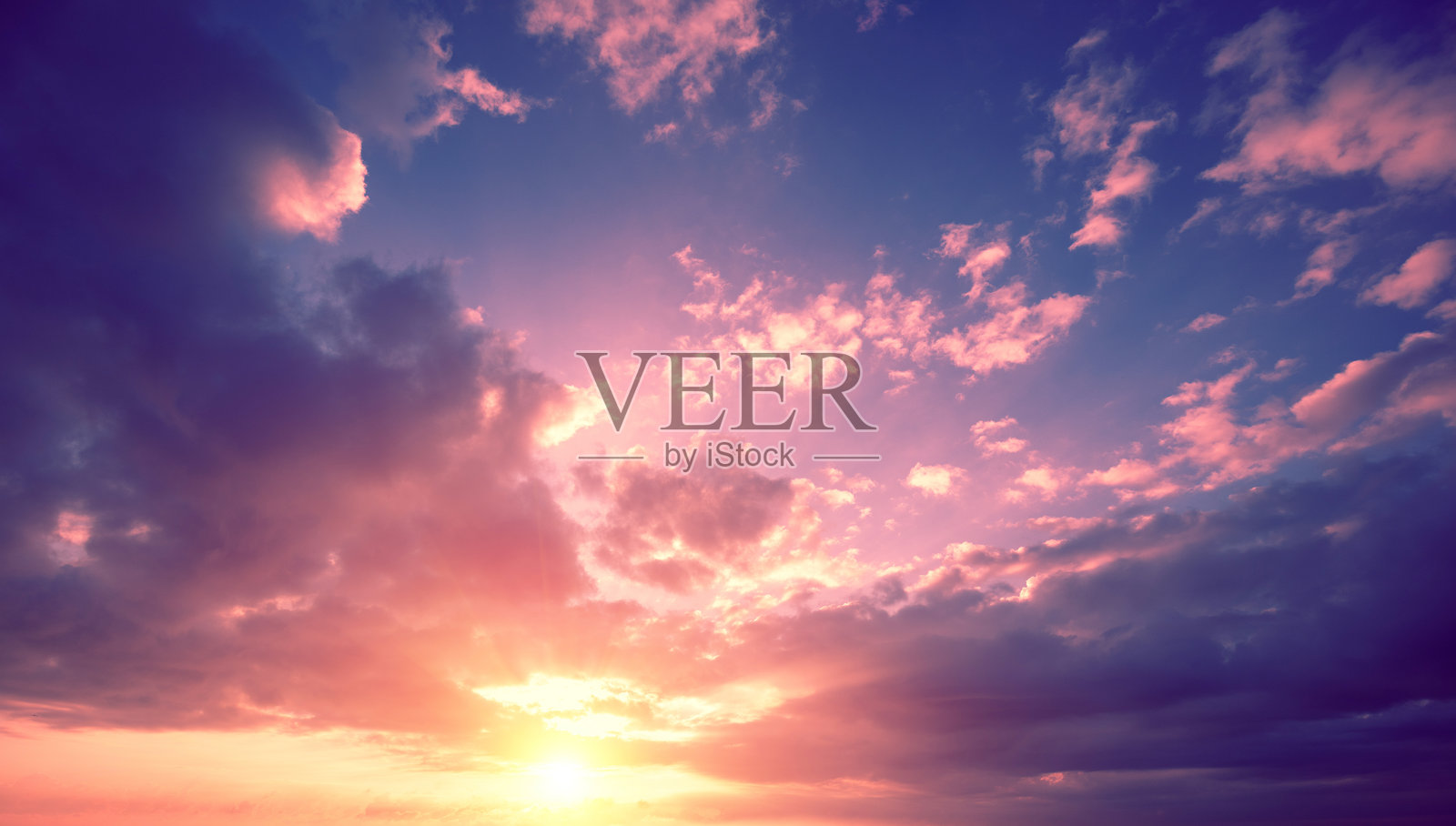 五彩斑斓的夕阳云彩天空。渐变色。天空纹理。抽象自然背景。照片摄影图片