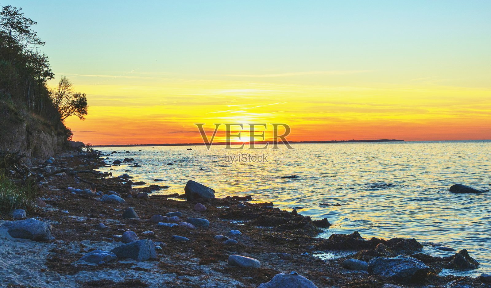 波罗的海海滩上的浪漫日落照片摄影图片