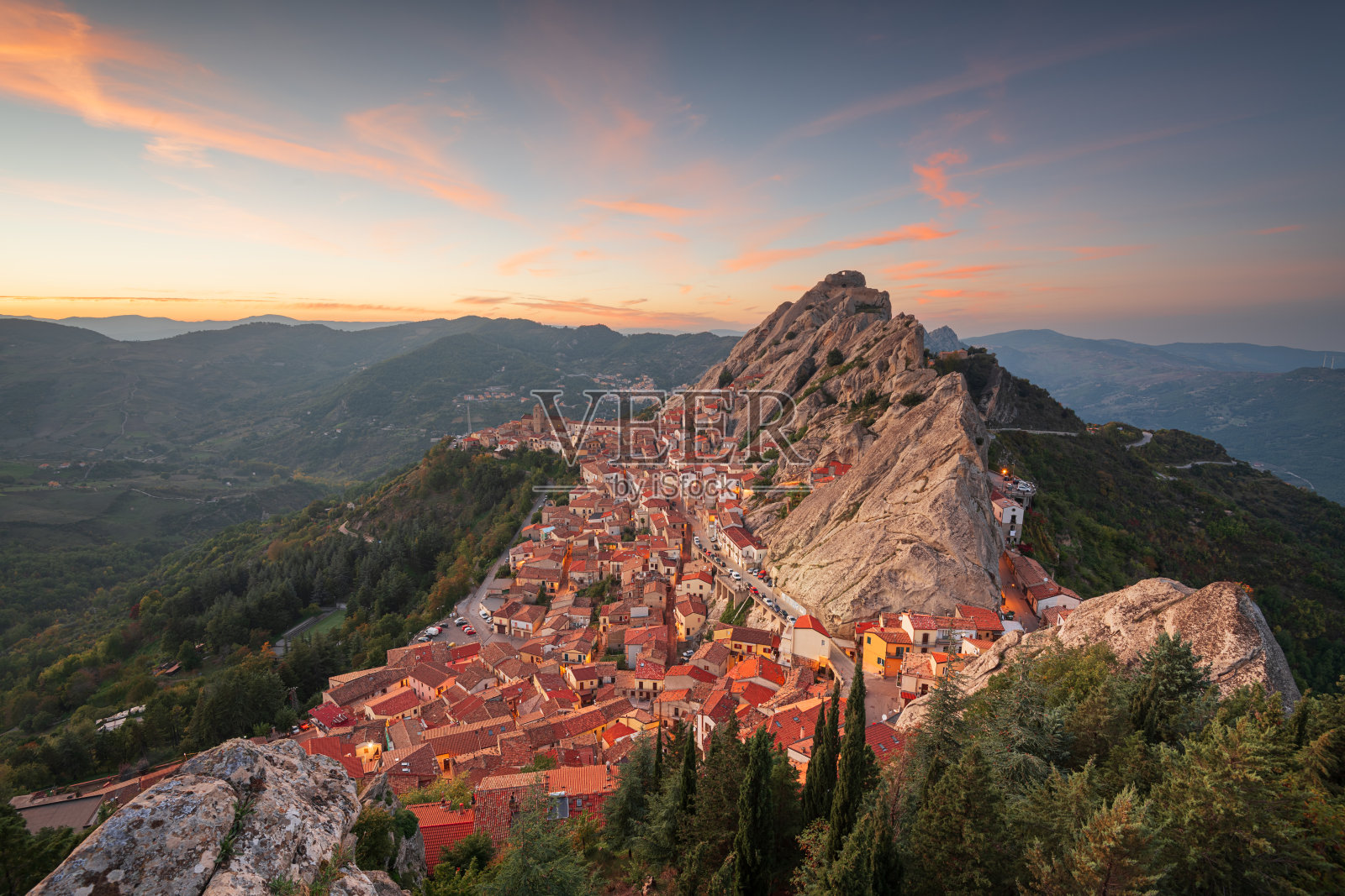 意大利皮埃特拉佩尔托萨黄昏时分照片摄影图片