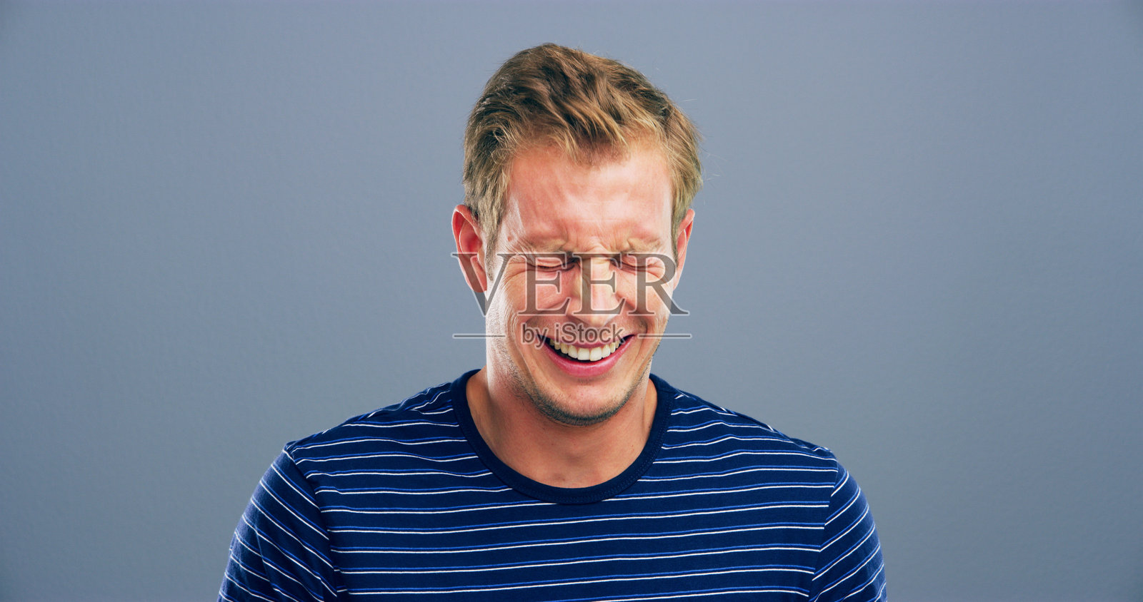 在灰色背景下,哭泣的男人面露忧郁,表现出抑郁、悲伤或情感困扰。眼泪、哀悼或孤独的人因分手、坏消息或痛苦而感到沮丧和不快乐。照片摄影图片