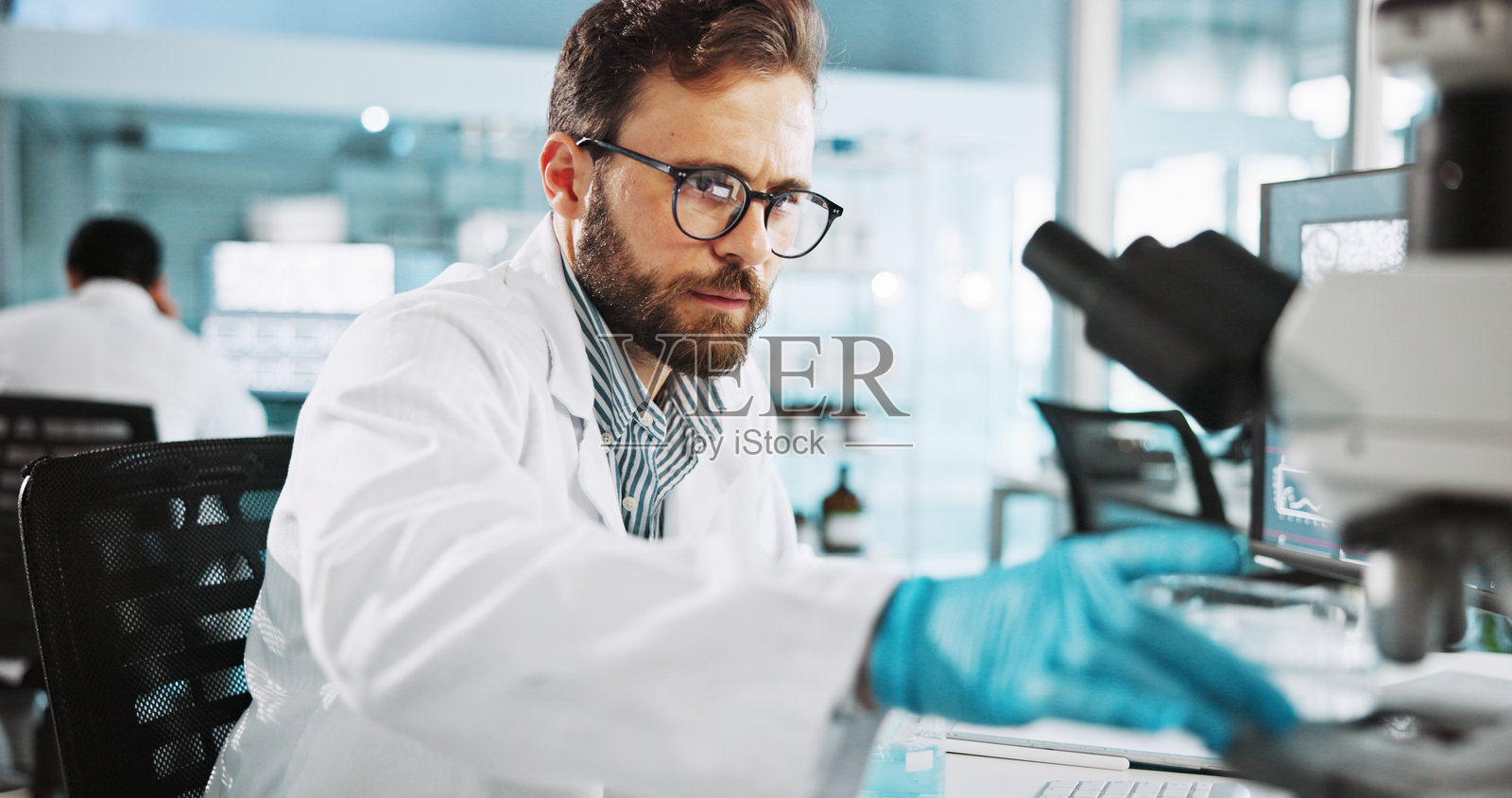 科学家,男士在实验室使用显微镜进行医学研究,审查样本并佩戴眼镜,适合制药工作。人员,戴手套和设备,进行疫苗创新、试验和临床研究的过程。照片摄影图片