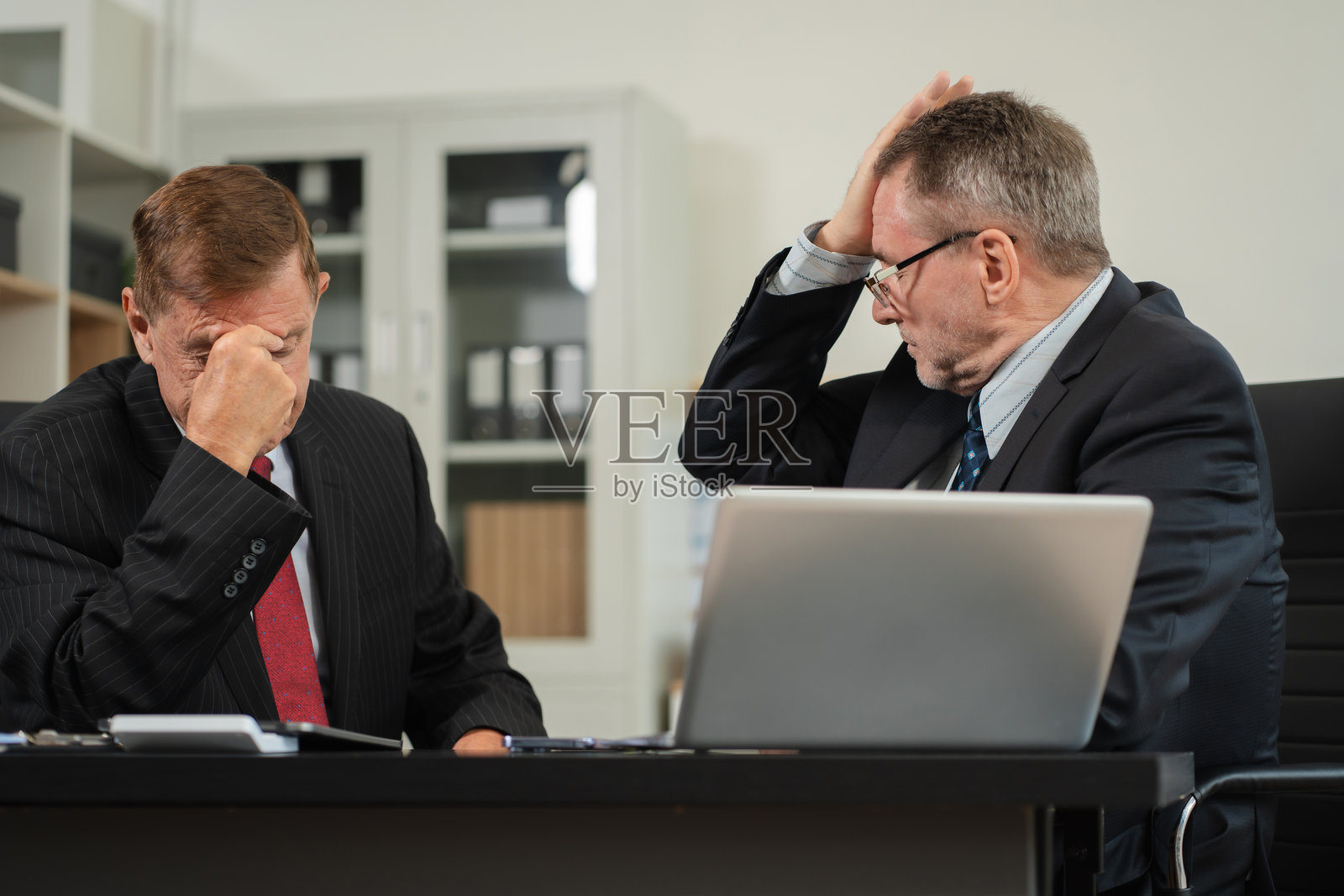 工作多样性,商业团队因工作不佳而承受压力。照片摄影图片