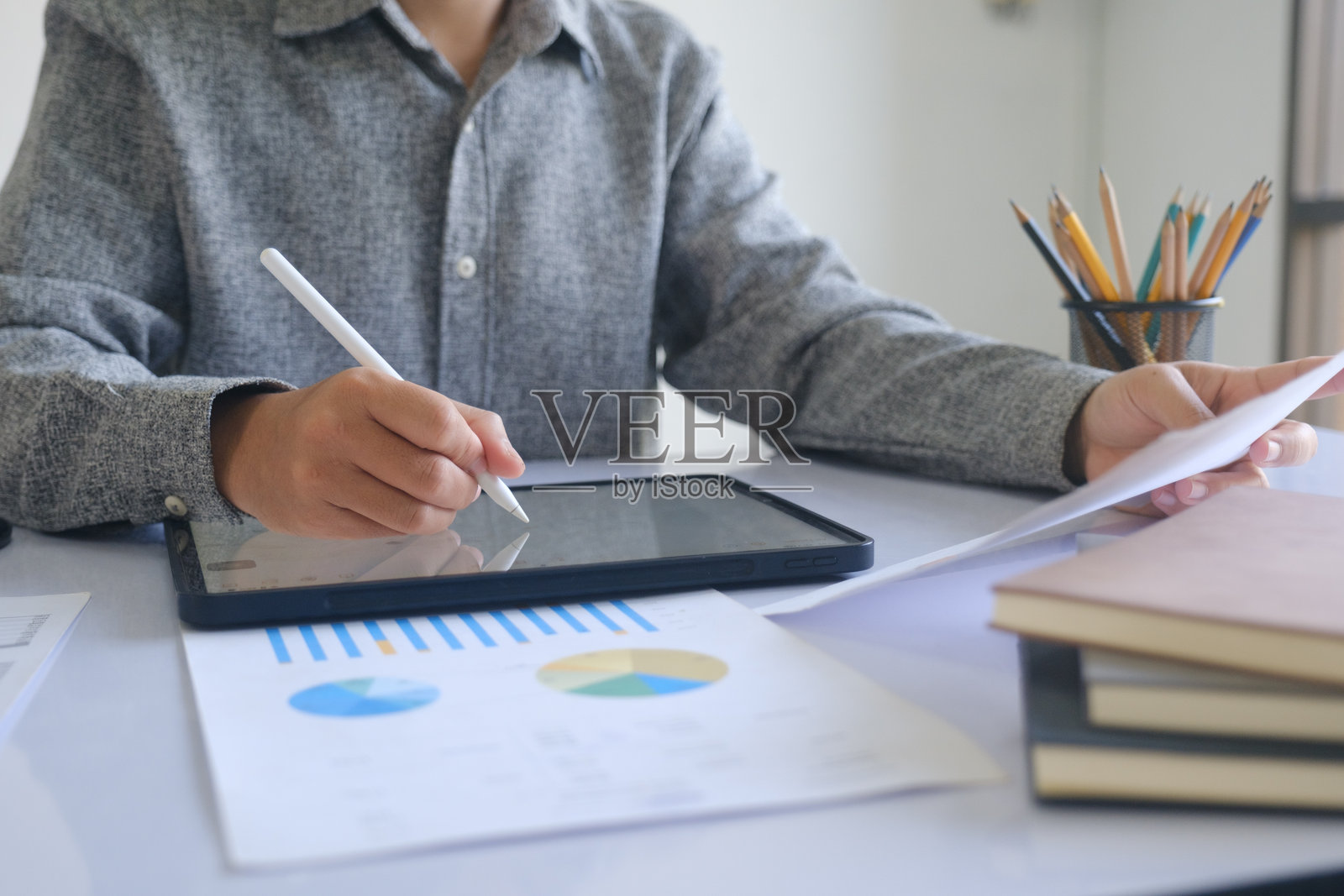 专业商务人士分析财务图表和投资市场数据。照片摄影图片