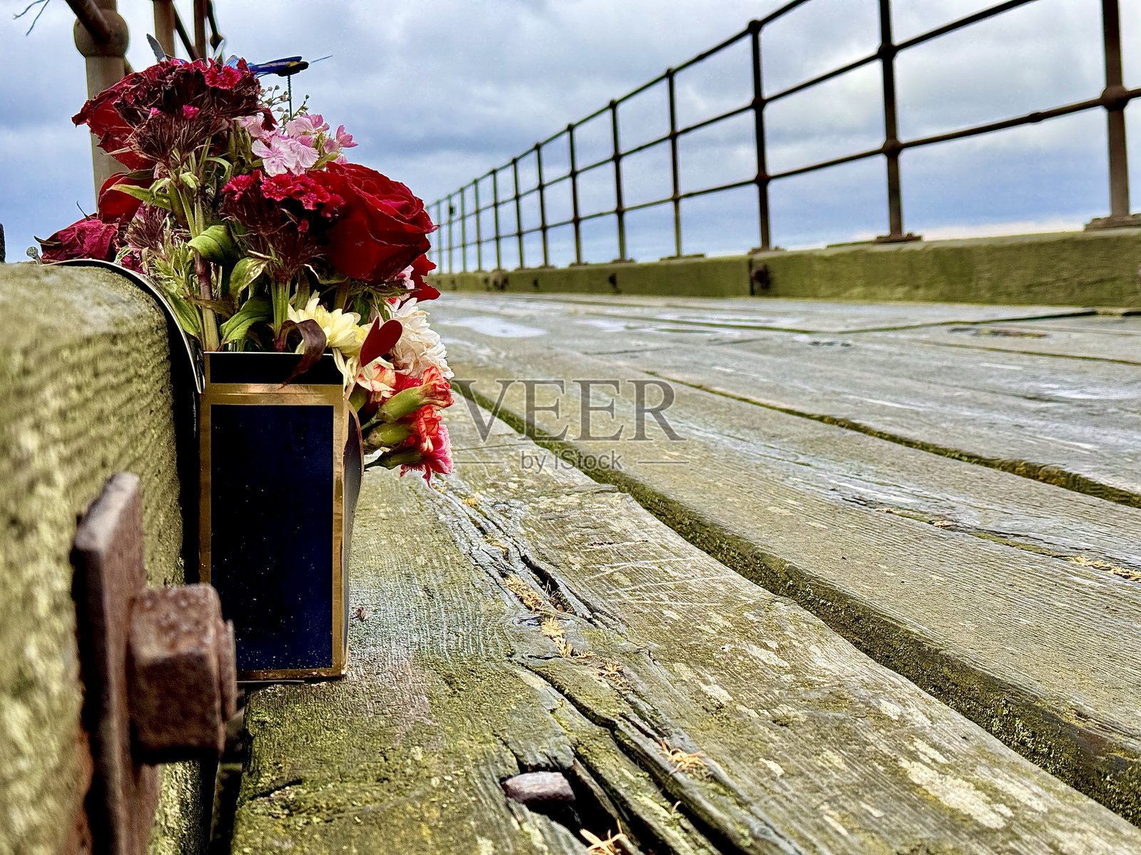 献给逝去之人的花朵照片摄影图片