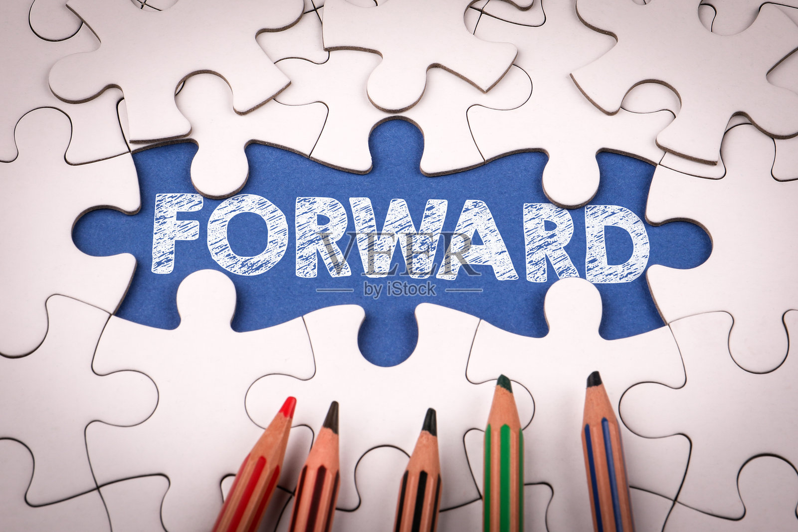 前卫概念。白色拼图块和彩色铅笔照片摄影图片