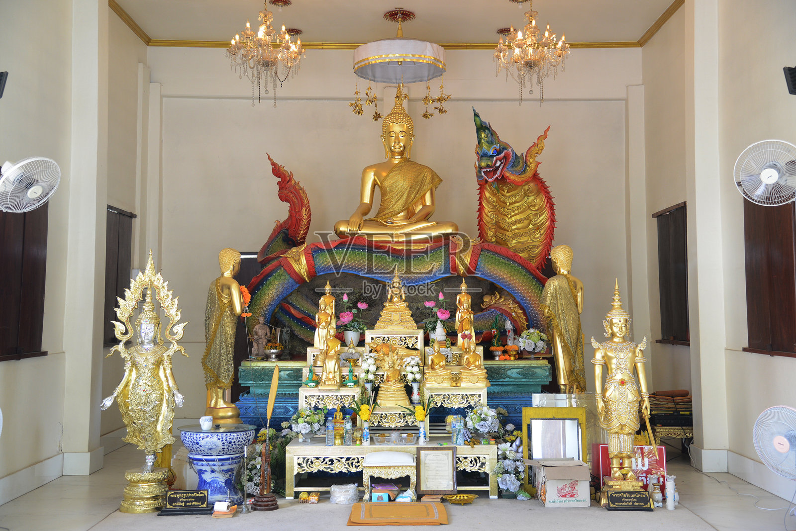 Luang Pho Mongkhonchok供奉在Wat Nong Jab Tao的戒坛,那里有一座美丽的白色教堂。照片摄影图片