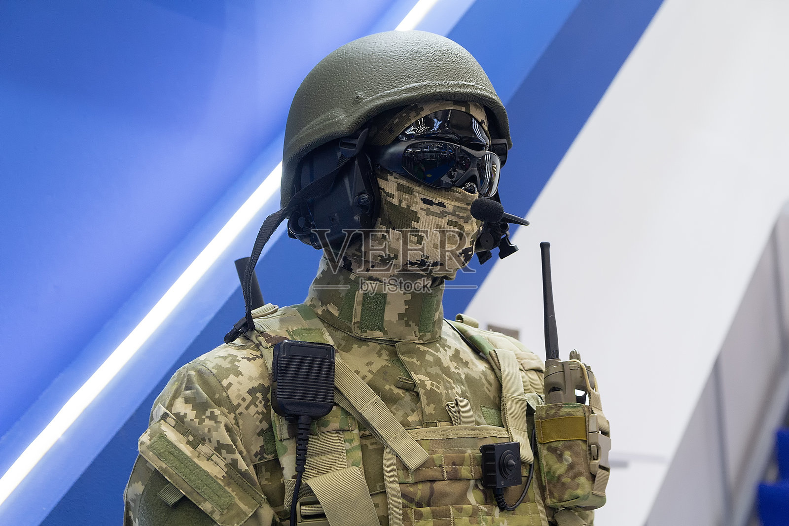 穿着现代军事装备和军用头盔的人体模型照片摄影图片
