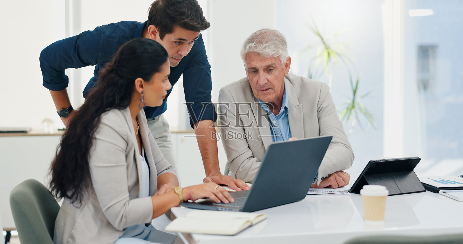 办公室里的笔记本电脑、团队合作和商务人士,进行物业开发的对话或规划。员工、共同工作或小组会议,使用电脑或互联网进行房地产讨论或咨询。照片摄影图片