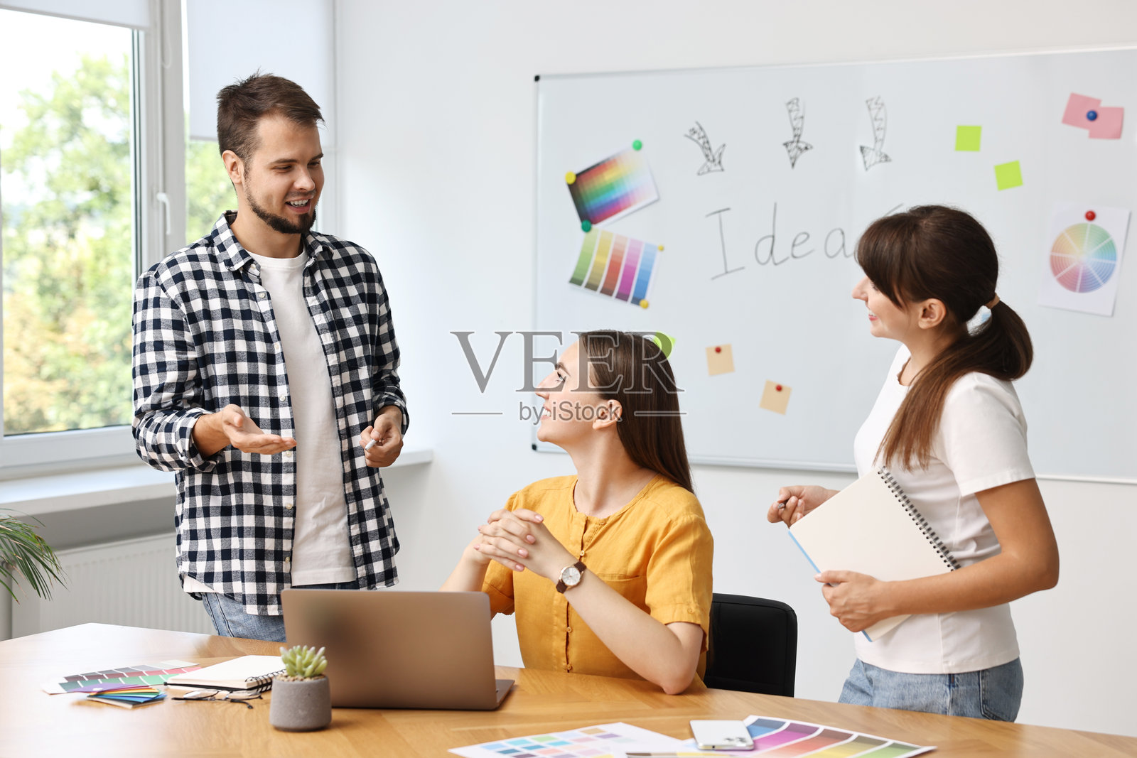 一群设计师在办公室里合作工作照片摄影图片