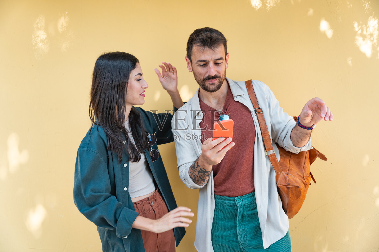 情侣目标。年轻的男女在工作与旅行中相遇,坠入爱河,在美丽的阳光明媚的日子里一起探索新城市。外籍人士在城市街道上享受彼此的陪伴。照片摄影图片