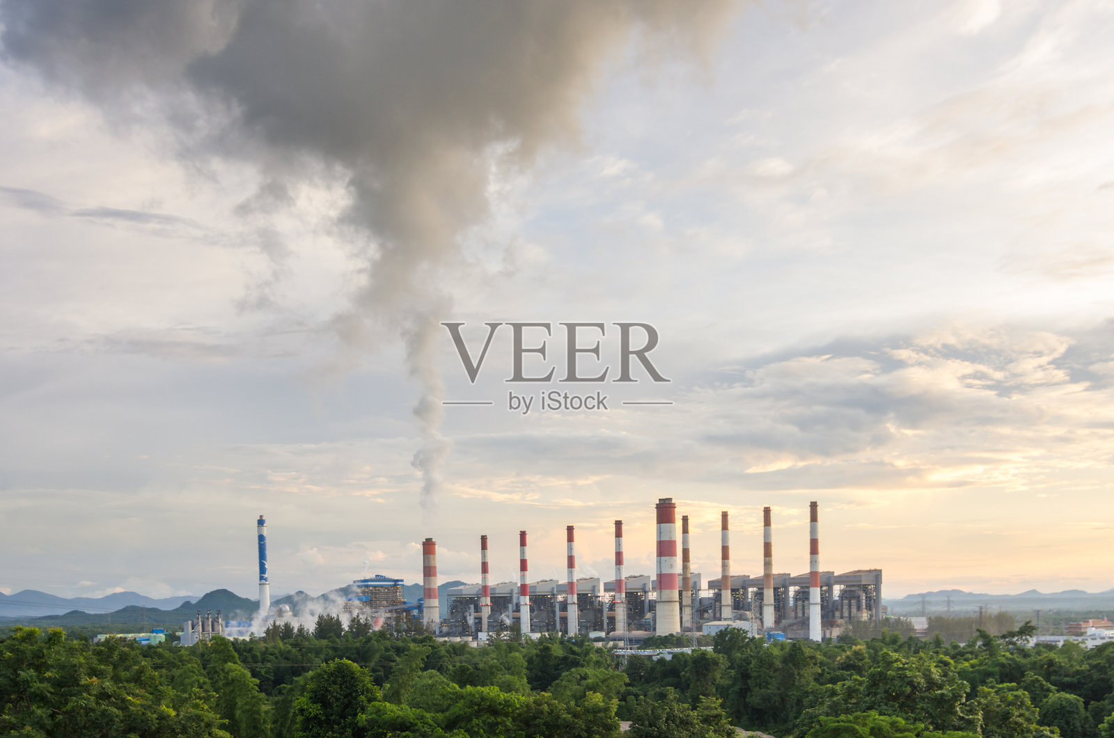 晨曦中的煤电厂,蒸汽柱与轻雾映衬下的多彩天空照片摄影图片