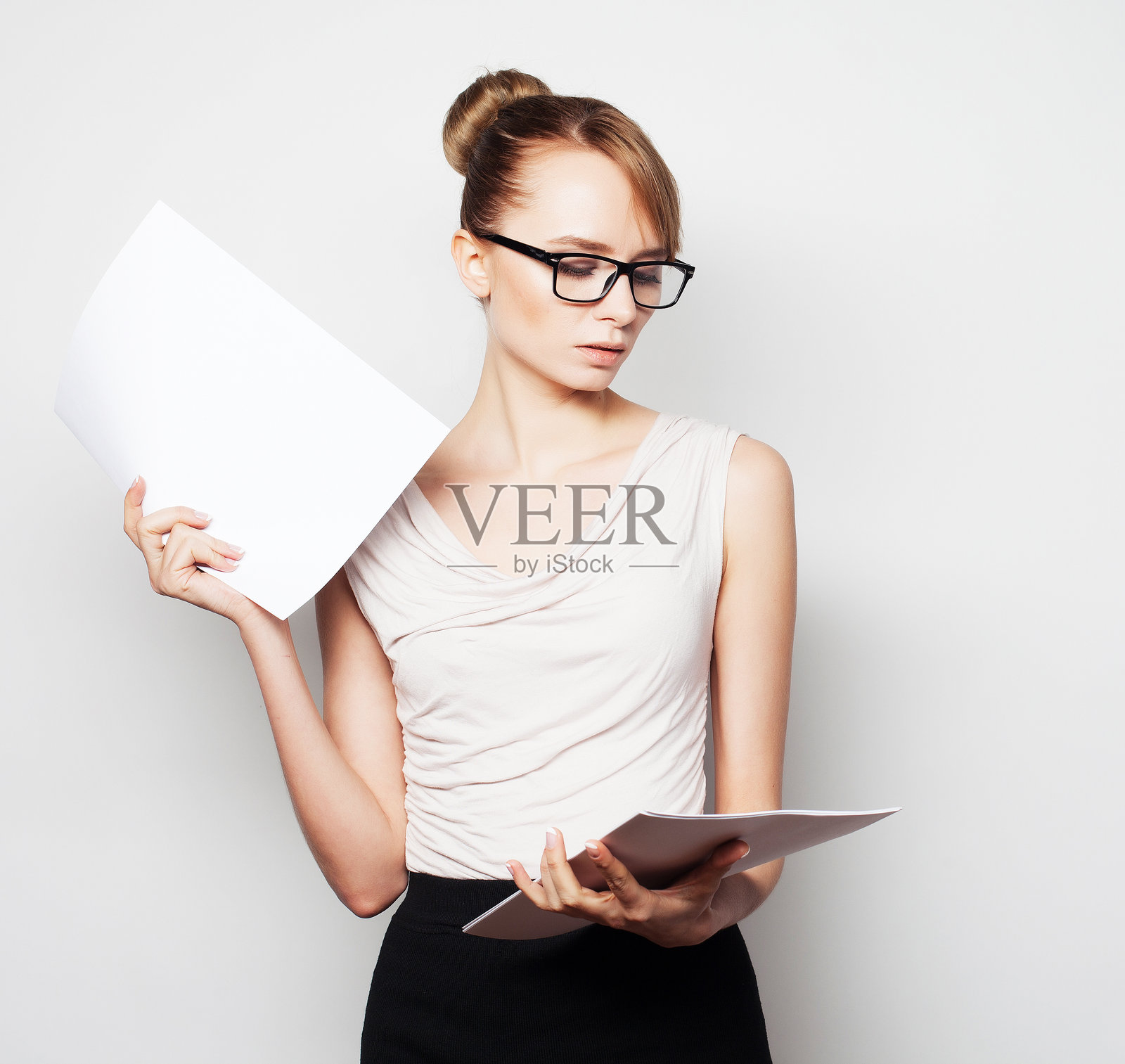 商务女性手持纸张照片摄影图片