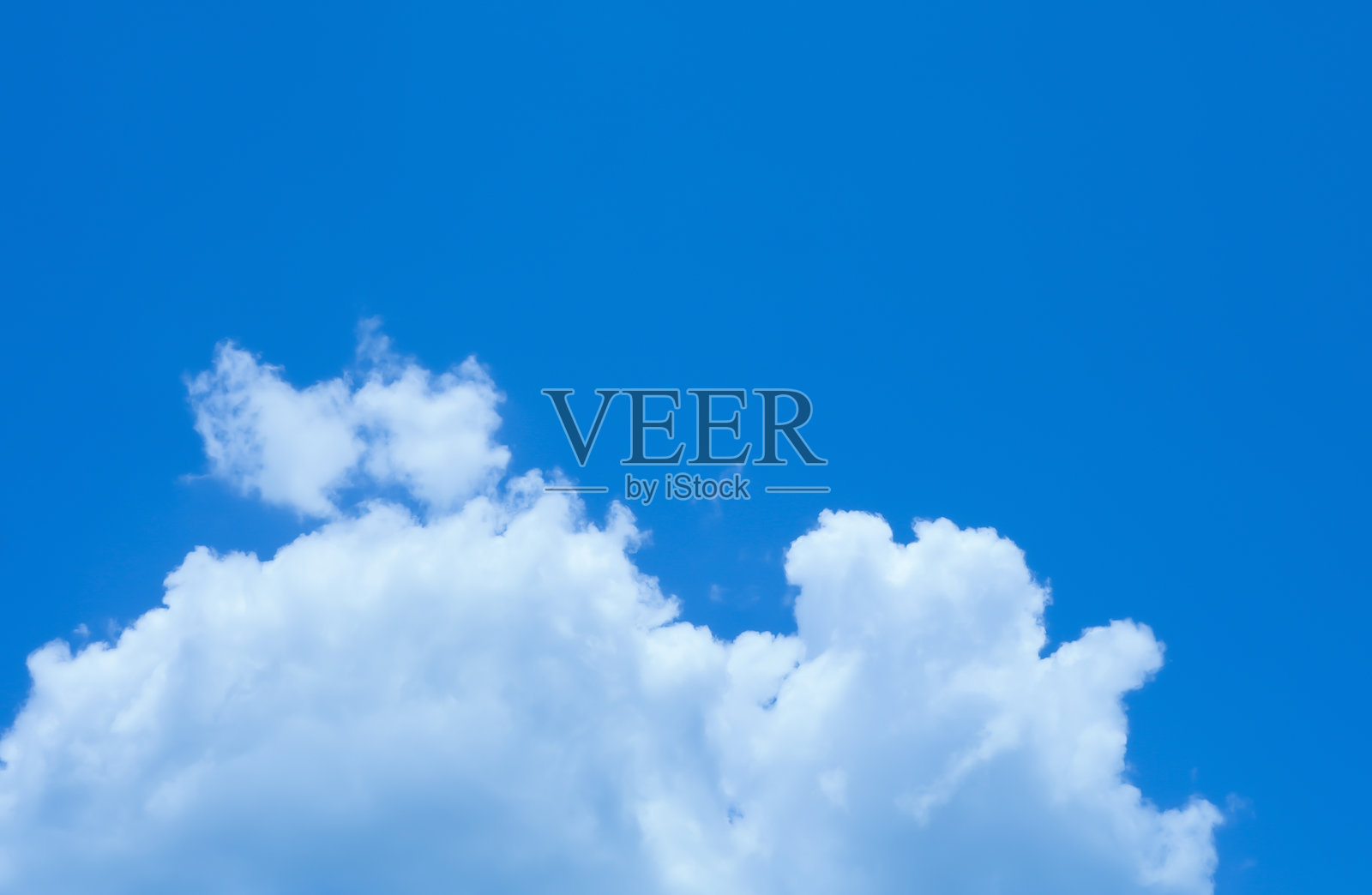 蓝天白云的背景展现了明亮和美丽。照片摄影图片