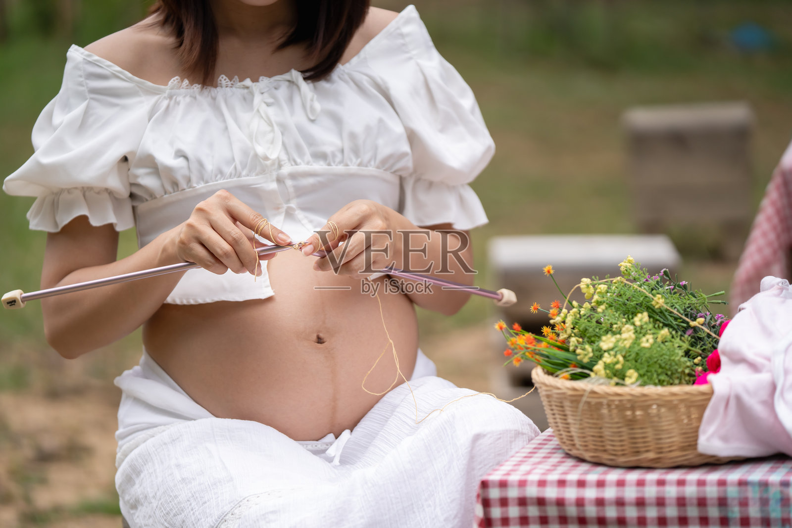 快乐的亚洲孕妇在前院放松照片摄影图片