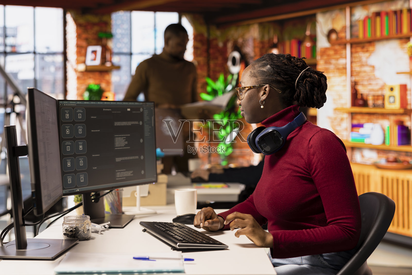 软件开发人员使用AI LLM聊天机器人回答提示来解决任务照片摄影图片