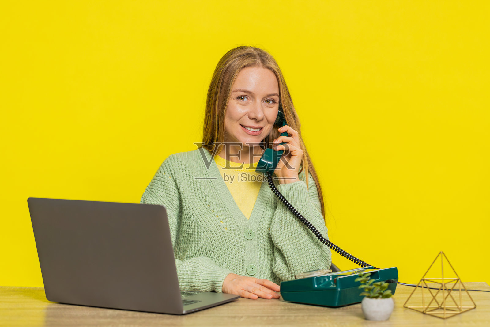 女性与客户进行电话交谈,呼叫中心或支持服务热线操作员照片摄影图片