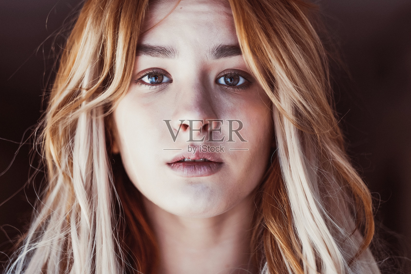 美丽而忧伤的女孩特写照片摄影图片