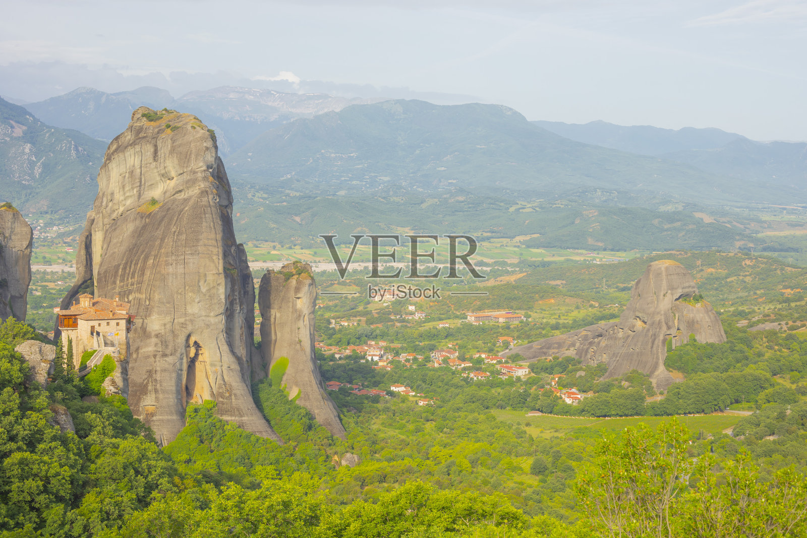 梅泰奥拉,位于希腊卡兰巴卡镇附近的岩石区域。该地区有许多东正教教堂,以及希腊在阿索斯山之后最重要的修道院。照片摄影图片