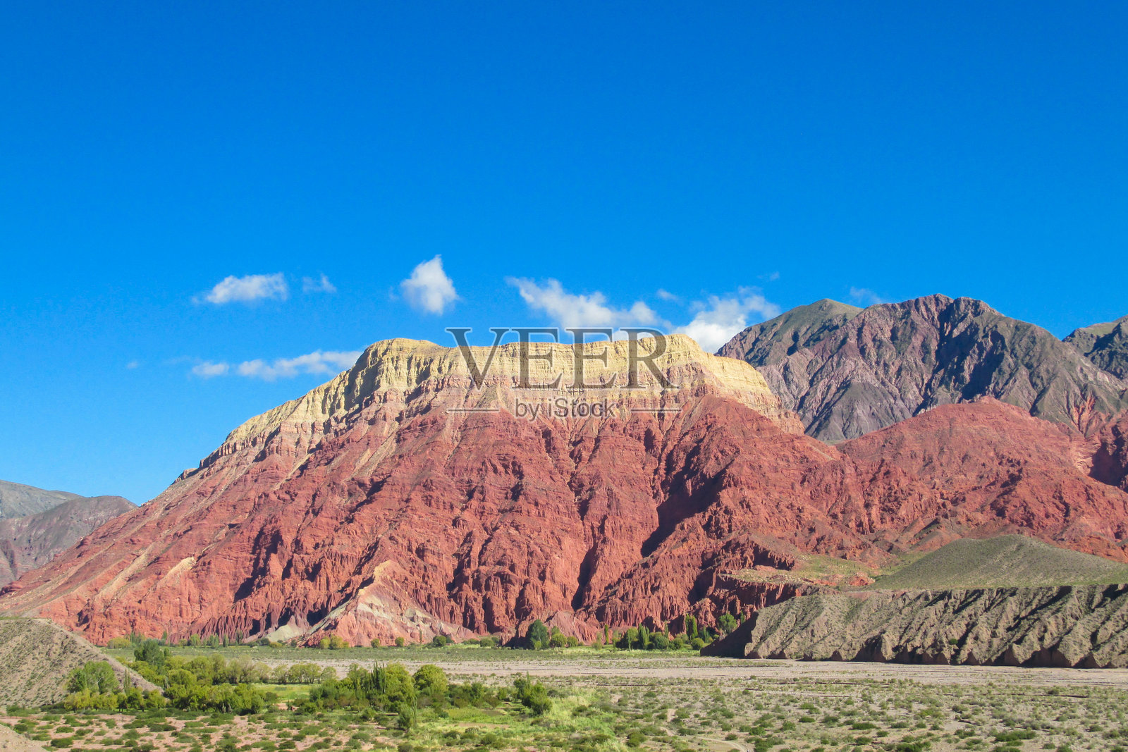阿根廷胡马瓦卡峡谷的红色岩石峡谷照片摄影图片
