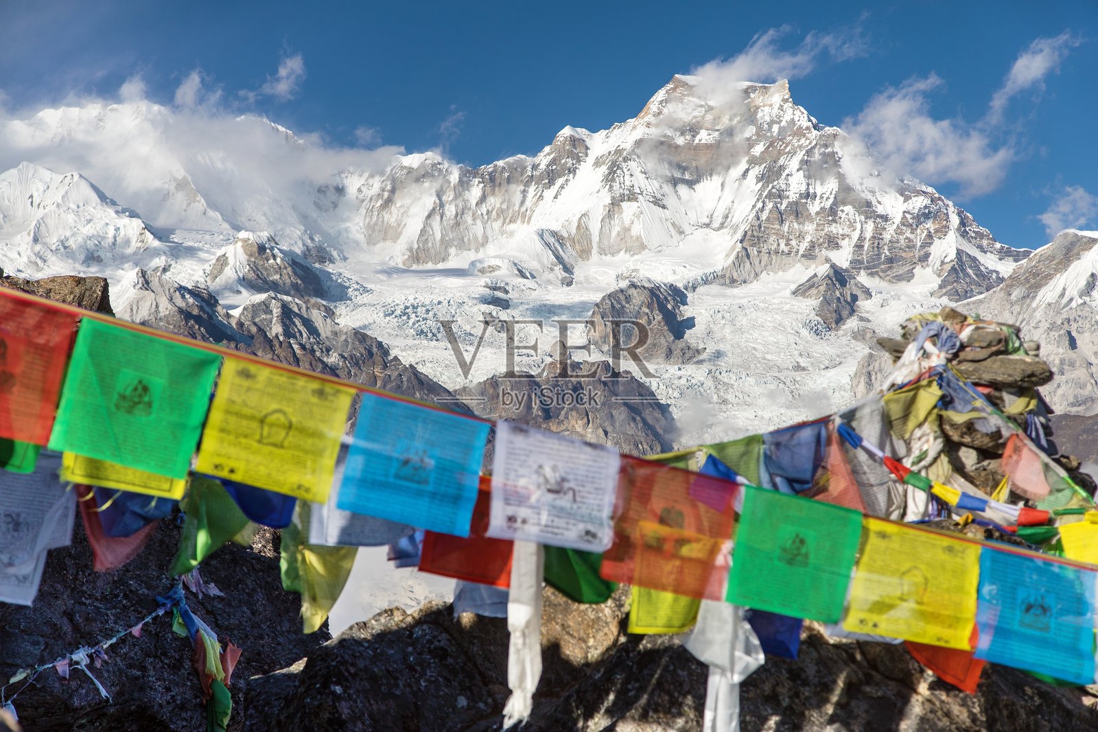 嘉绒康山与佛教祈祷旗照片摄影图片