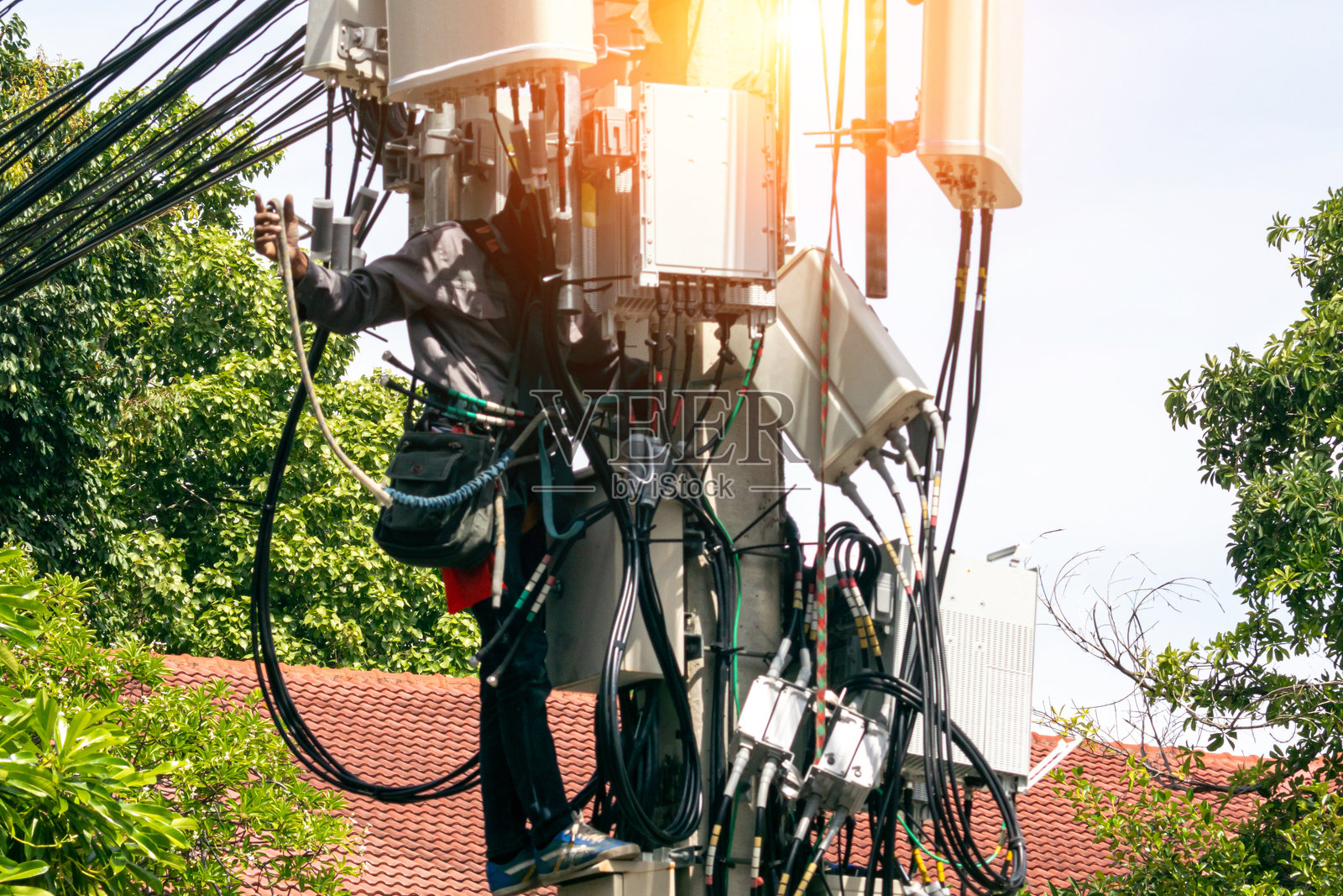 技术人员在通信塔上工作照片摄影图片