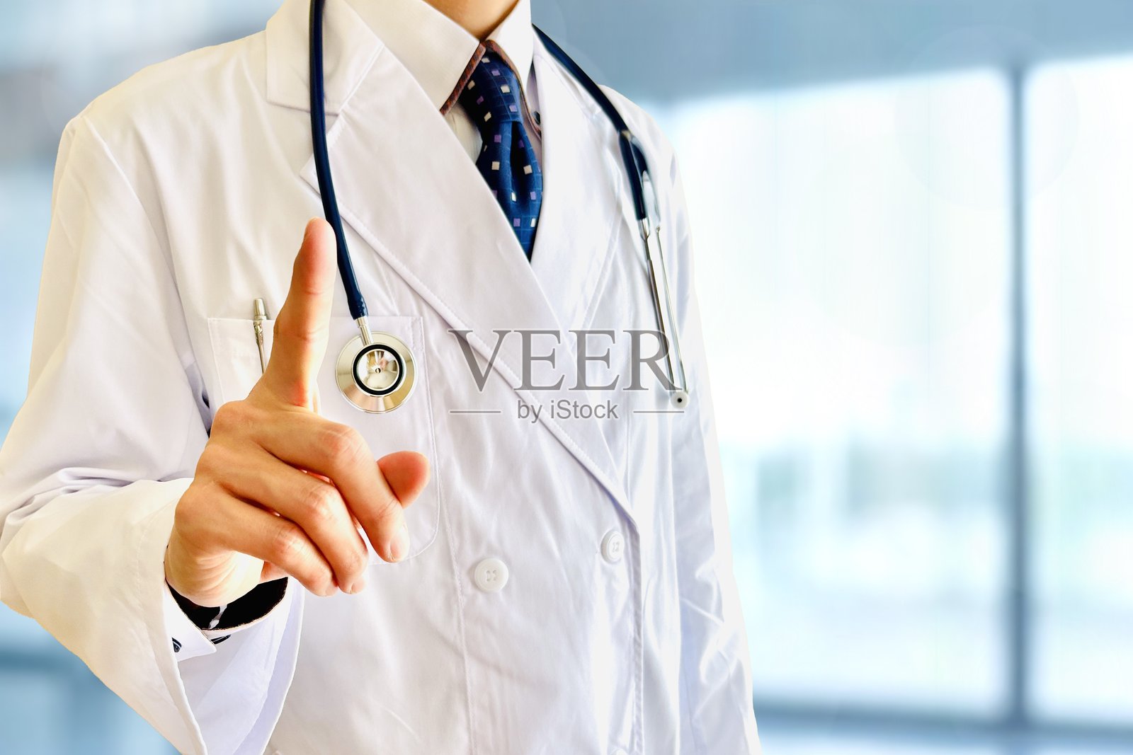 医务人员指着并推荐照片摄影图片